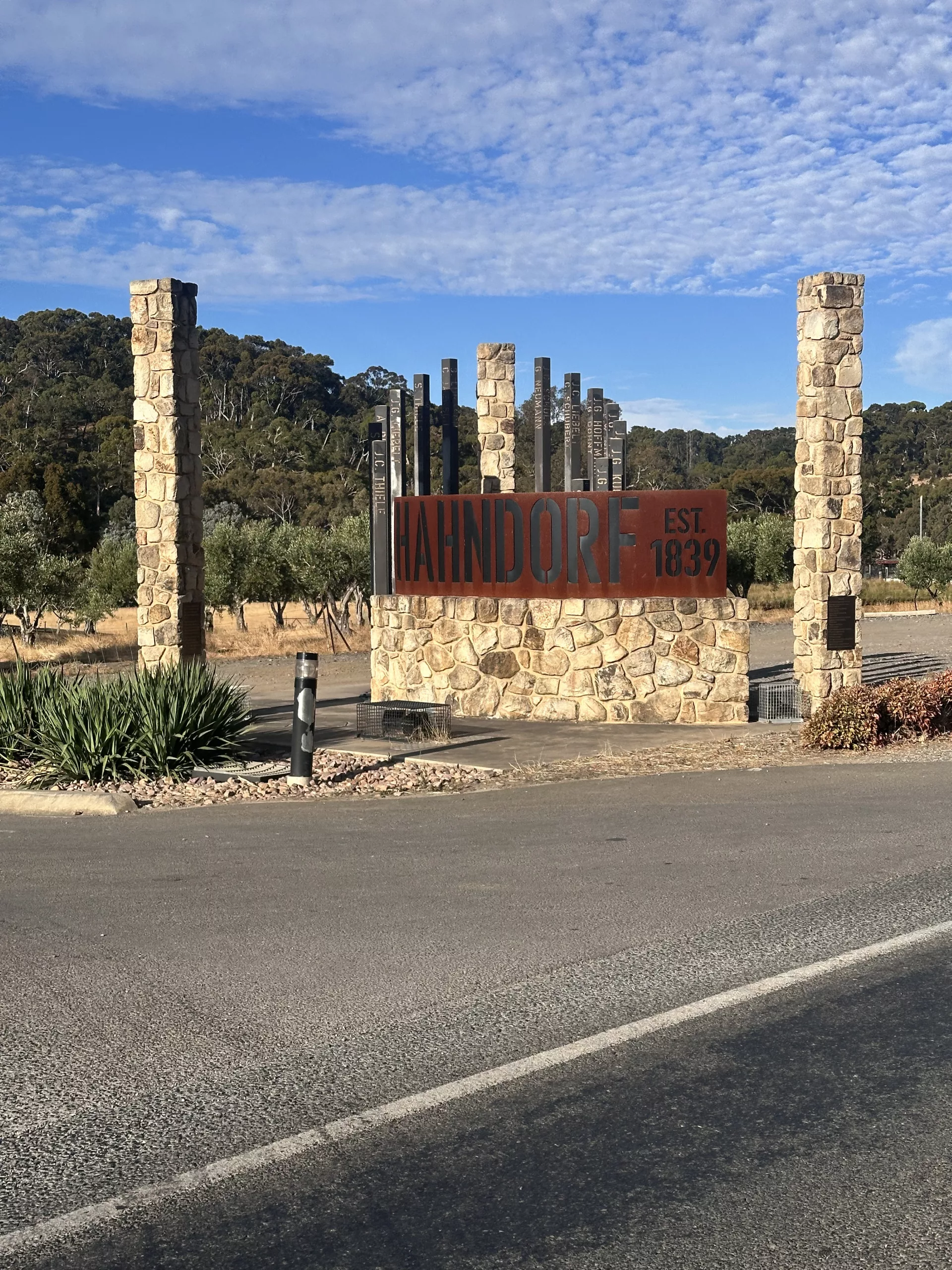 Ortseingang von Hahndorf inkl. Namen der Gründerfamilien