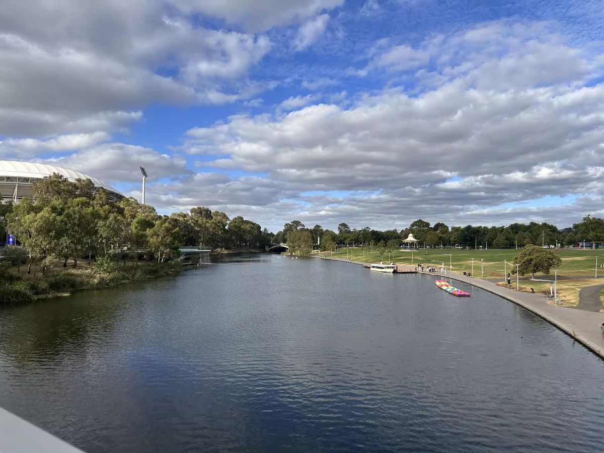 Aussicht von der Riverbank Precinct Fußgängerbrücke
