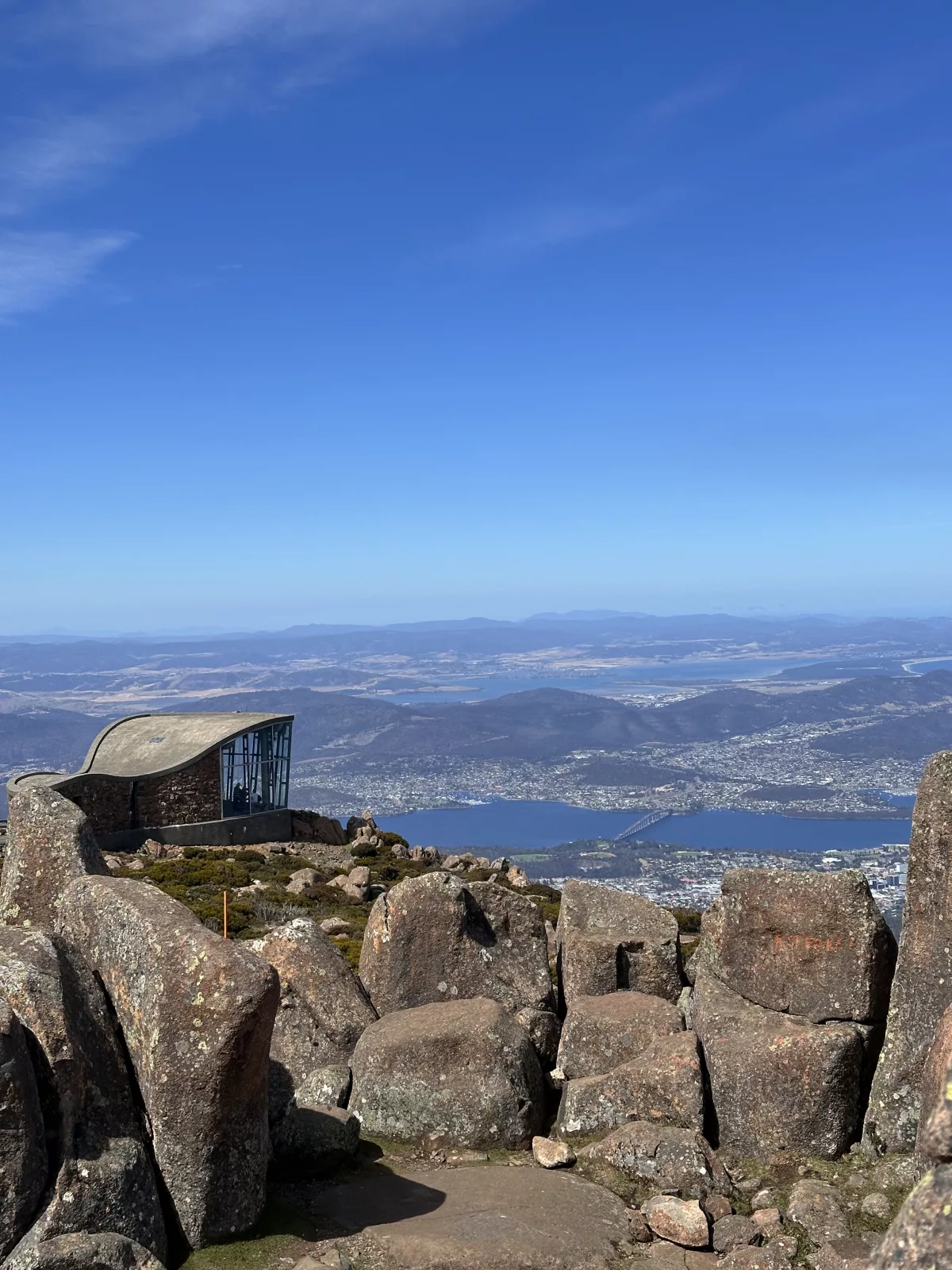 Es gibt eine überdachte Aussichtsplattform für stürmischere Tage Es gibt auf dem Mount Wellington in Tasmanien auch eine überdachte Aussichtsplattform für stürmischere Tage