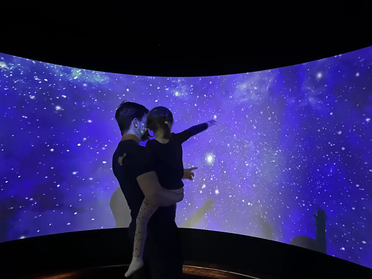 Erstmal einen Blick in die Sterne werfen Im Tasmanian Museum von Hobart erstmal einen Blick in die Sterne werfen