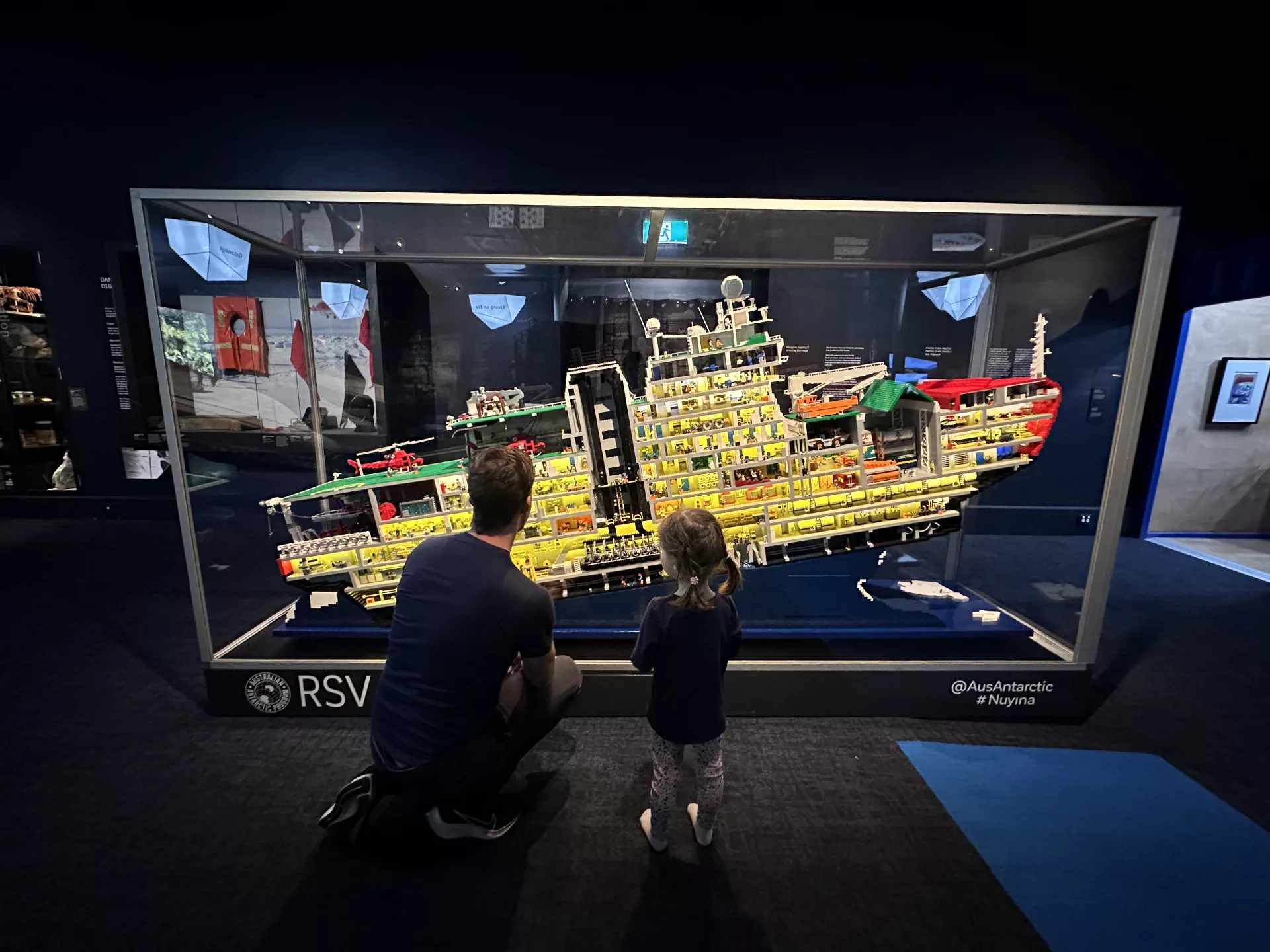 Ein Polar-Expeditionsschiff ganz aus Lego inkl. vieler Überraschungsgäste