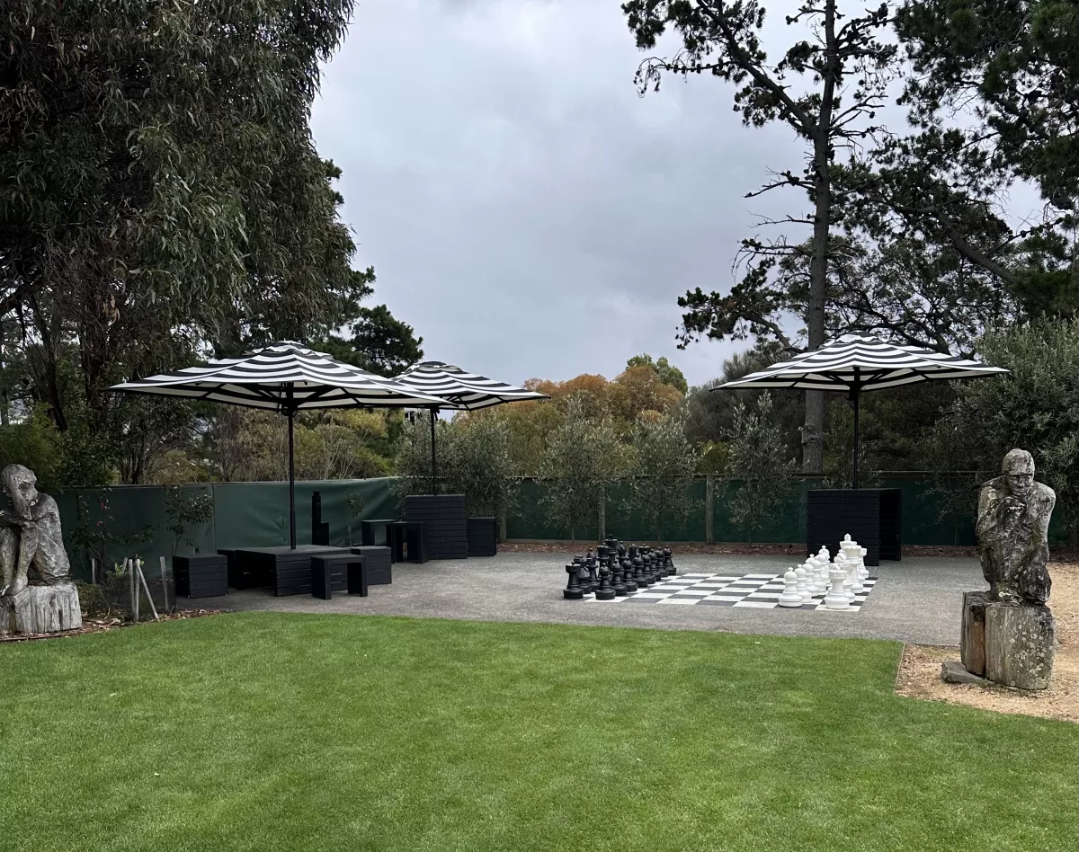 Im Garten gibt es außerdem Schach, Schaukeln, Gastro & Musik Schachspiel im Garten des MONA in Hobart