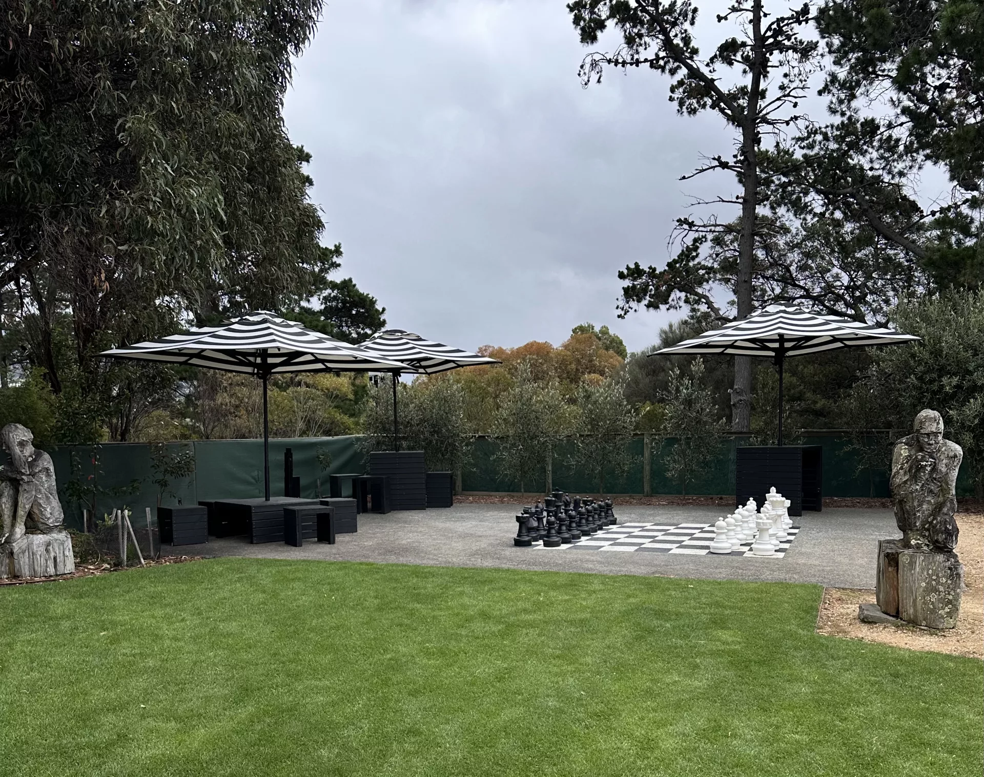 Schachspiel im Garten des MONA in Hobart