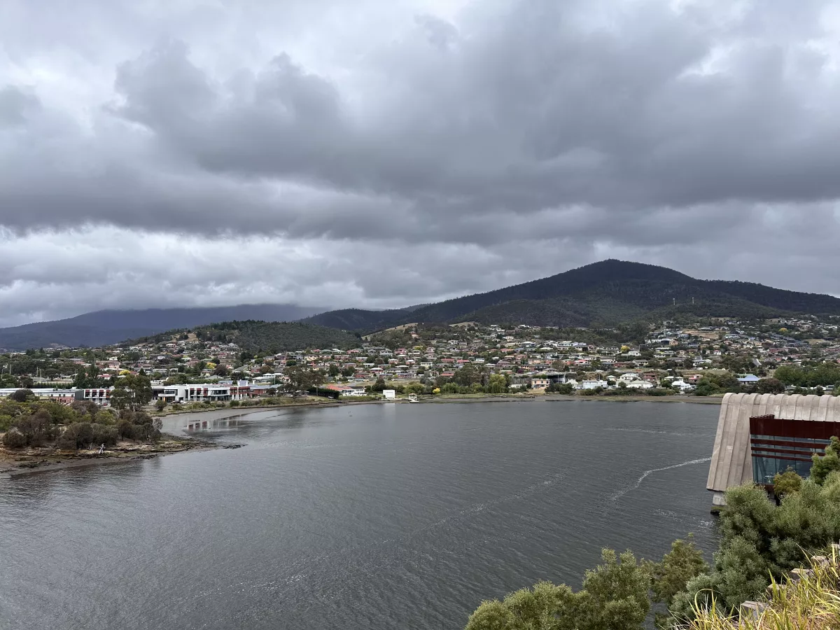 Leider war es ein trüber Tag, die Aussicht muss bei gutem Wetter traumhaft sein Aussicht auf Hobart vom MONA aus