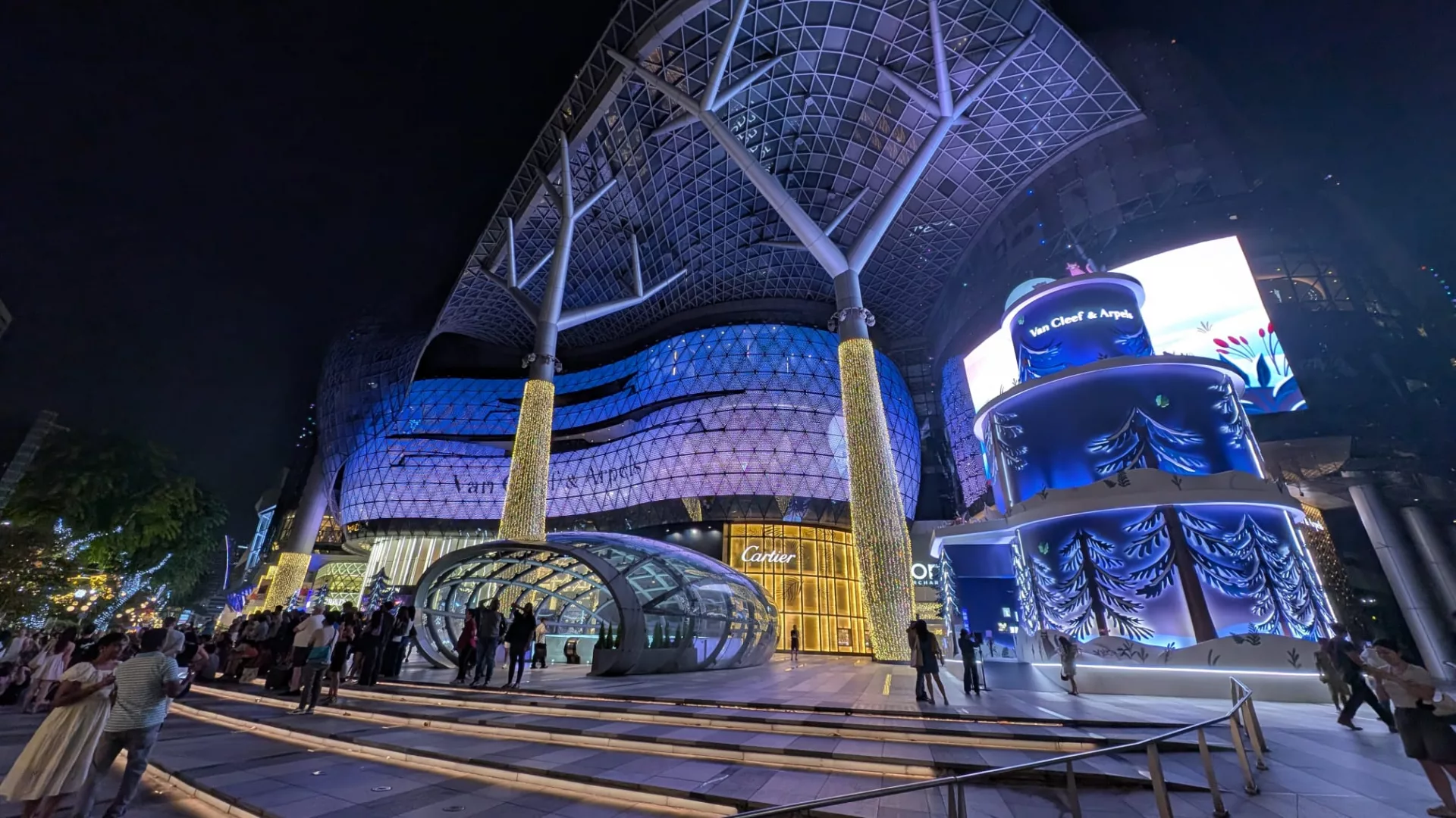 Die großen Luxusmarken bieten beeindruckende Dekorationen auf der Orchard Road in Singapur