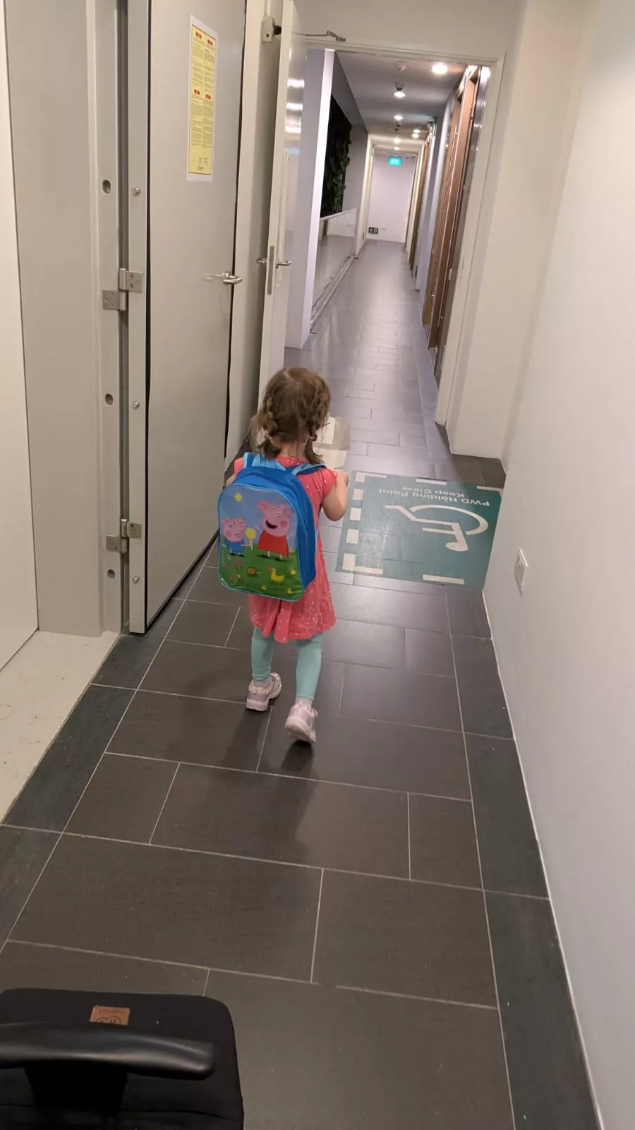 Auf geht's durch den Hotelflur in Richtung Fahrstuhl und... Auf geht's durch den Hotelflur in Richtung Fahrstuhl und nach oben