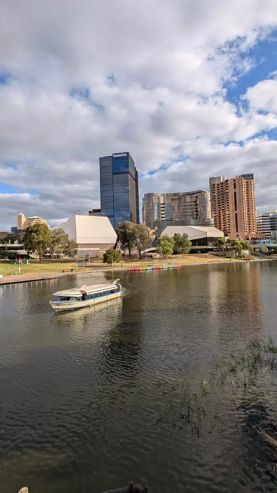 Blick über den River Torrens in Richtung Innenstadt