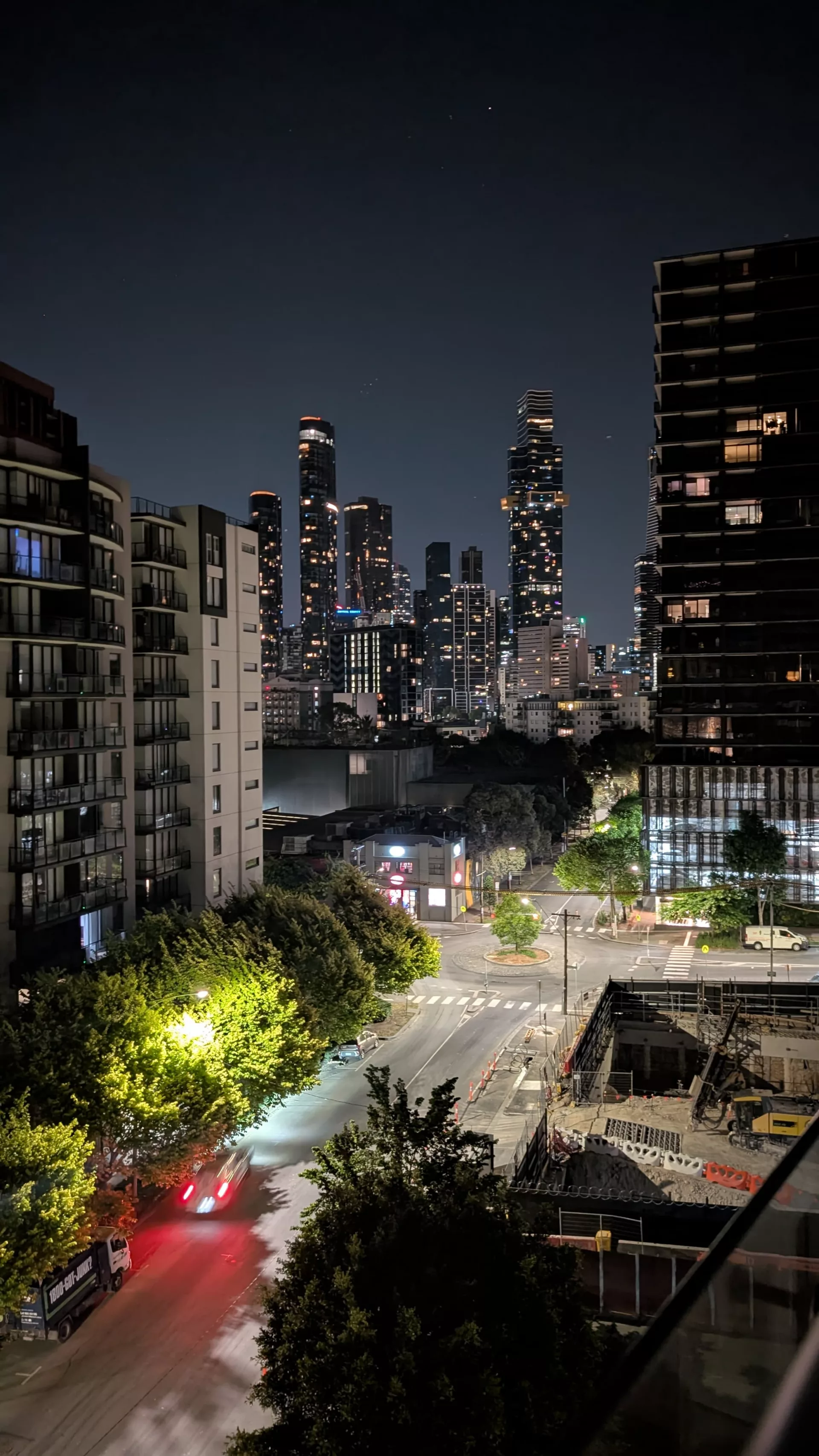 Aussicht vom Balkon unseres Hotelzimmers auf die Skyline von Melbourne CBD