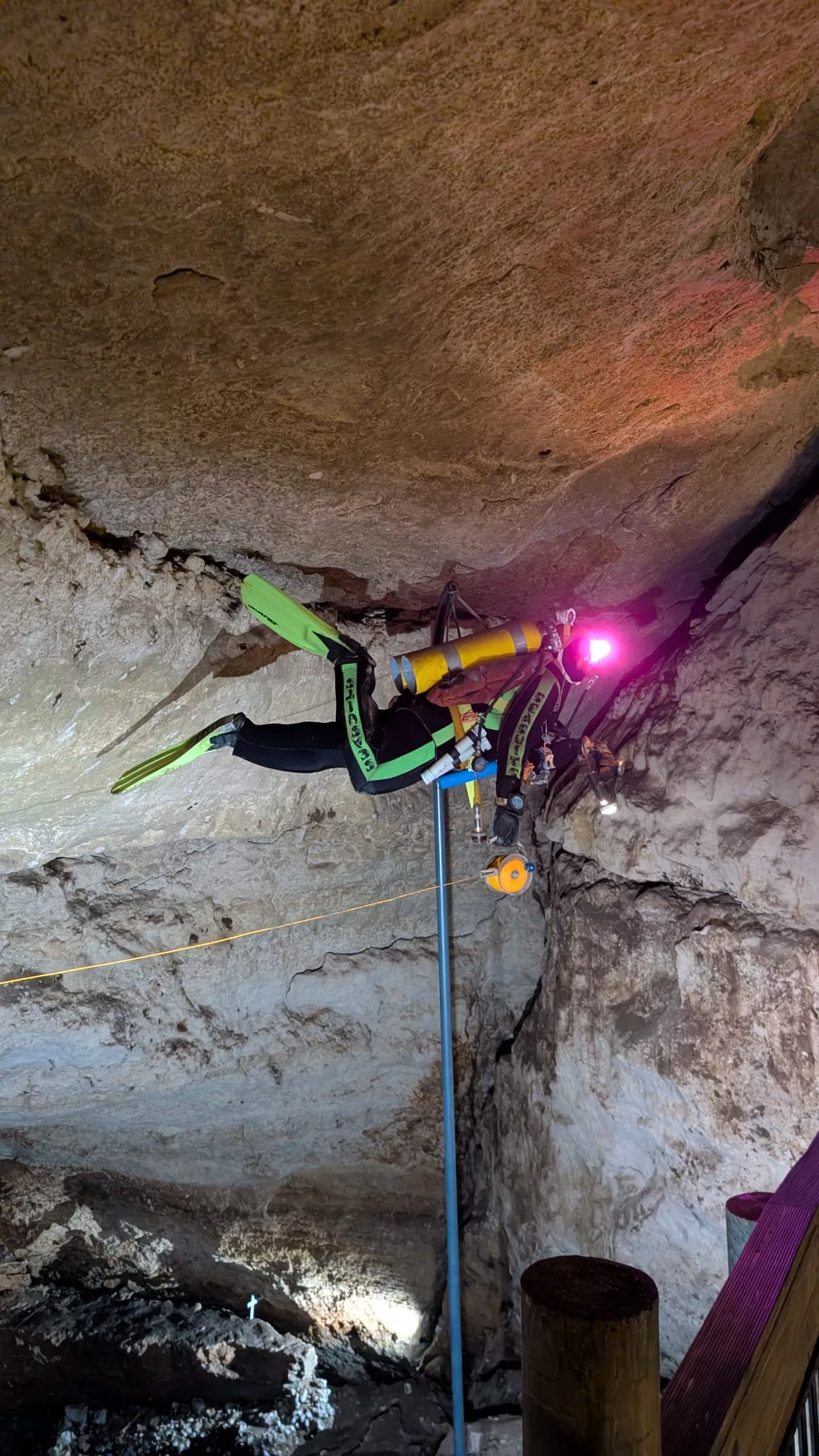 Cave Diving ist in der Engelbrecht Cave auch möglich, Taucher "Dave" zeigt wie's geht