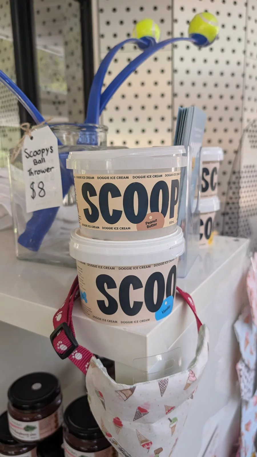 Hundeeis (mehrere Sorten), -spielzeug & -accessoires bei Timboon Ice Cream