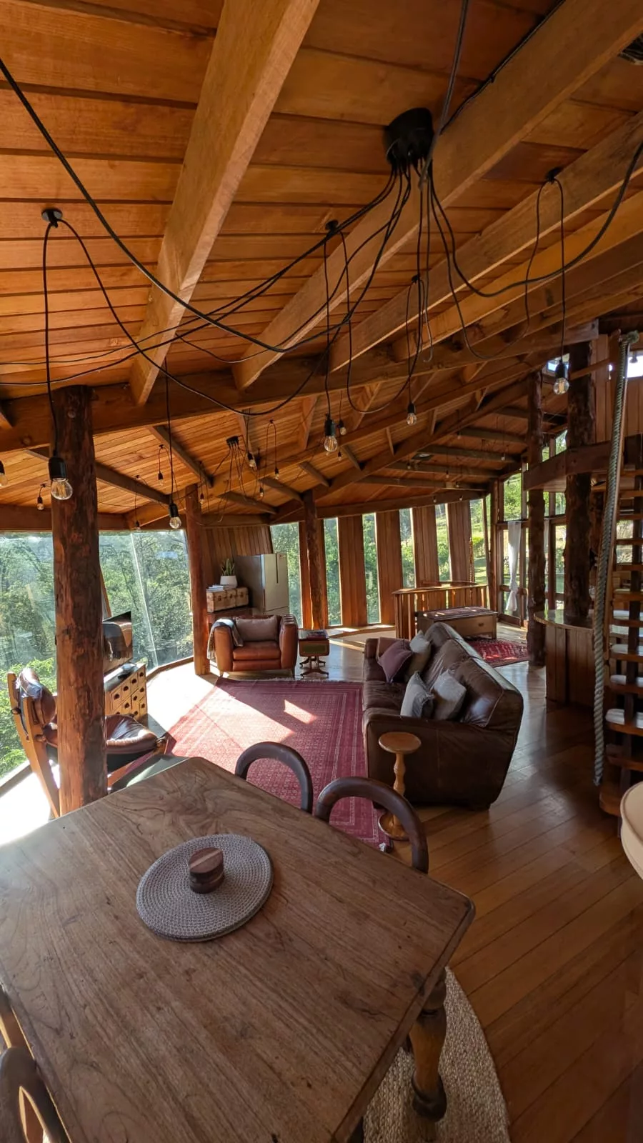 Wohnzimmer und Küche sind rundum panoramaverglast Wohnzimmer und Küche des Ridgeway-Ferienhauses in Tasmanien sind rundum panoramaverglast