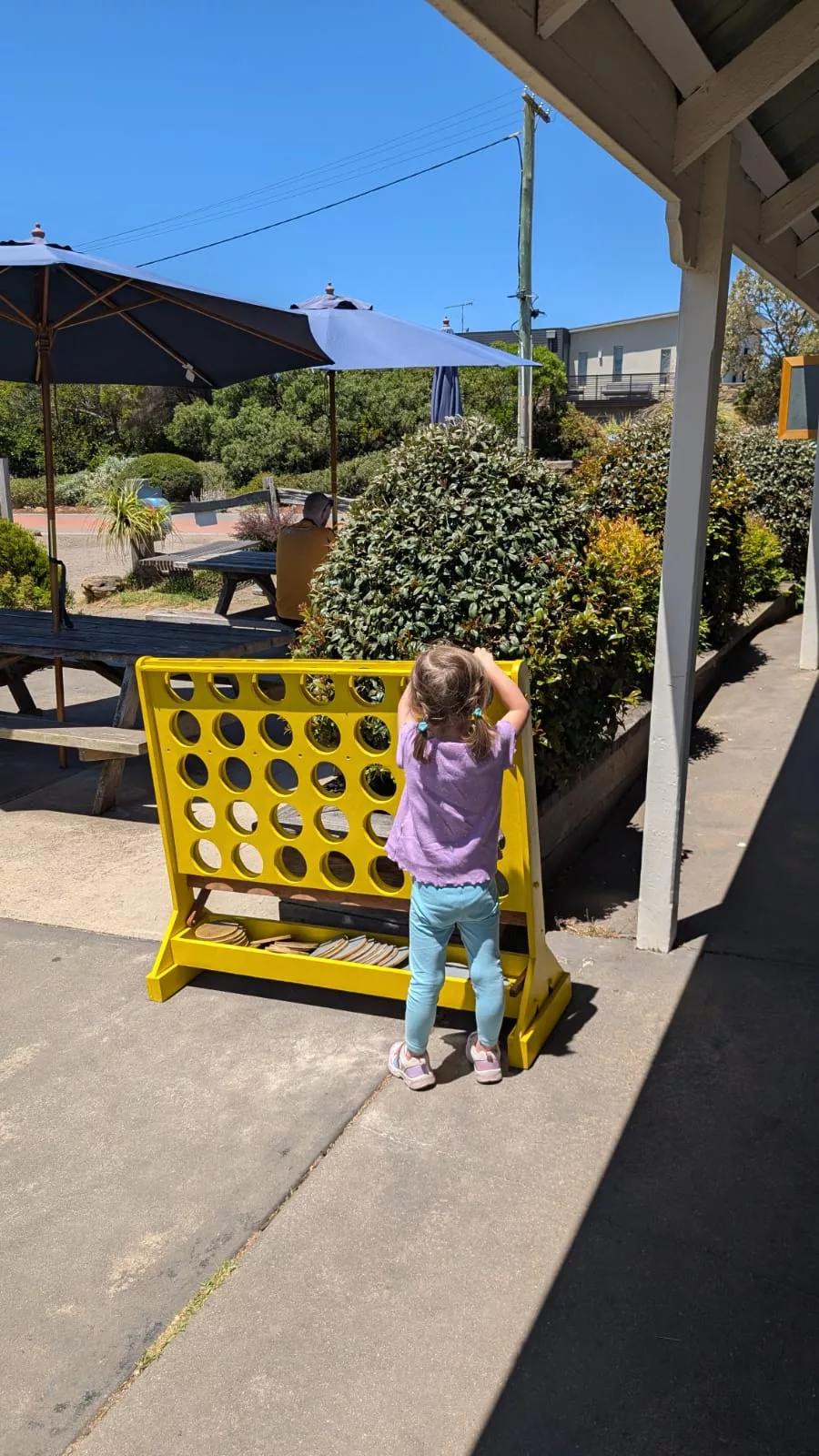 Eine der Spielmöglichkeiten im schönen Garten des Cafés am Leuchtturm von Aireys Inlet