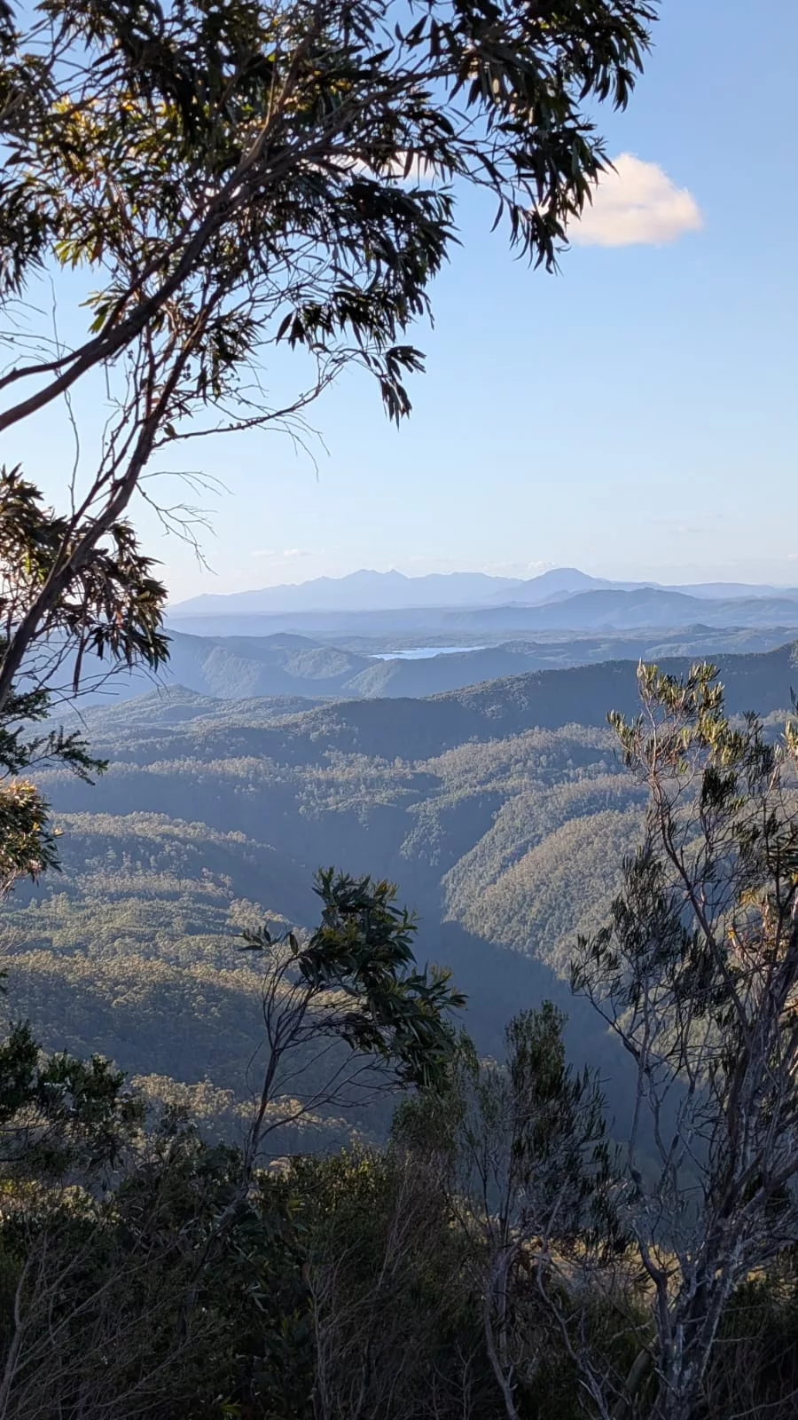 Zwischen den Bergen sieht man wie hier häufig auch blaue Seen Zwischen den Bergen sieht man wie hier häufig auch blaue Seen