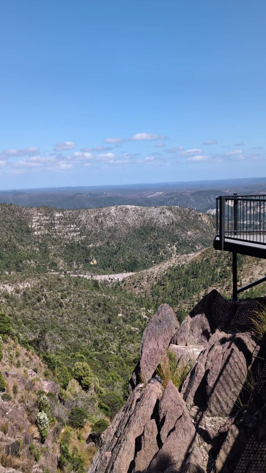 Blick von der Aussichtsplattform an den Horsetail Falls Blick von der Aussichtsplattform an den Horsetail Falls