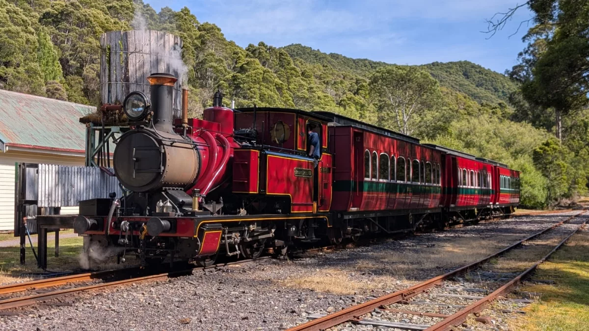 Die historische Eisenbahn mit Dampflok Die historische Eisenbahn an Tasmaniens Westküste mit Dampflok