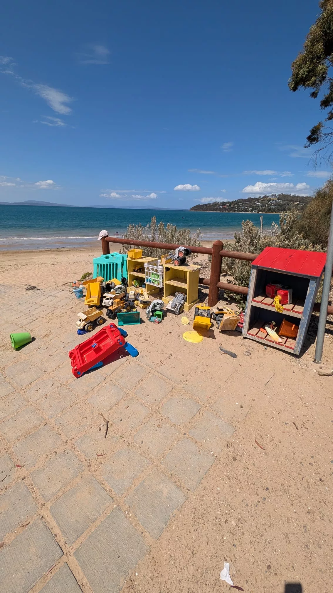 Richtig toll: Am Eingang kann man Sandspielzeug leihen Richtig toll: Am Eingang zum Lauderdale Beach kann man Sandspielzeug leihen