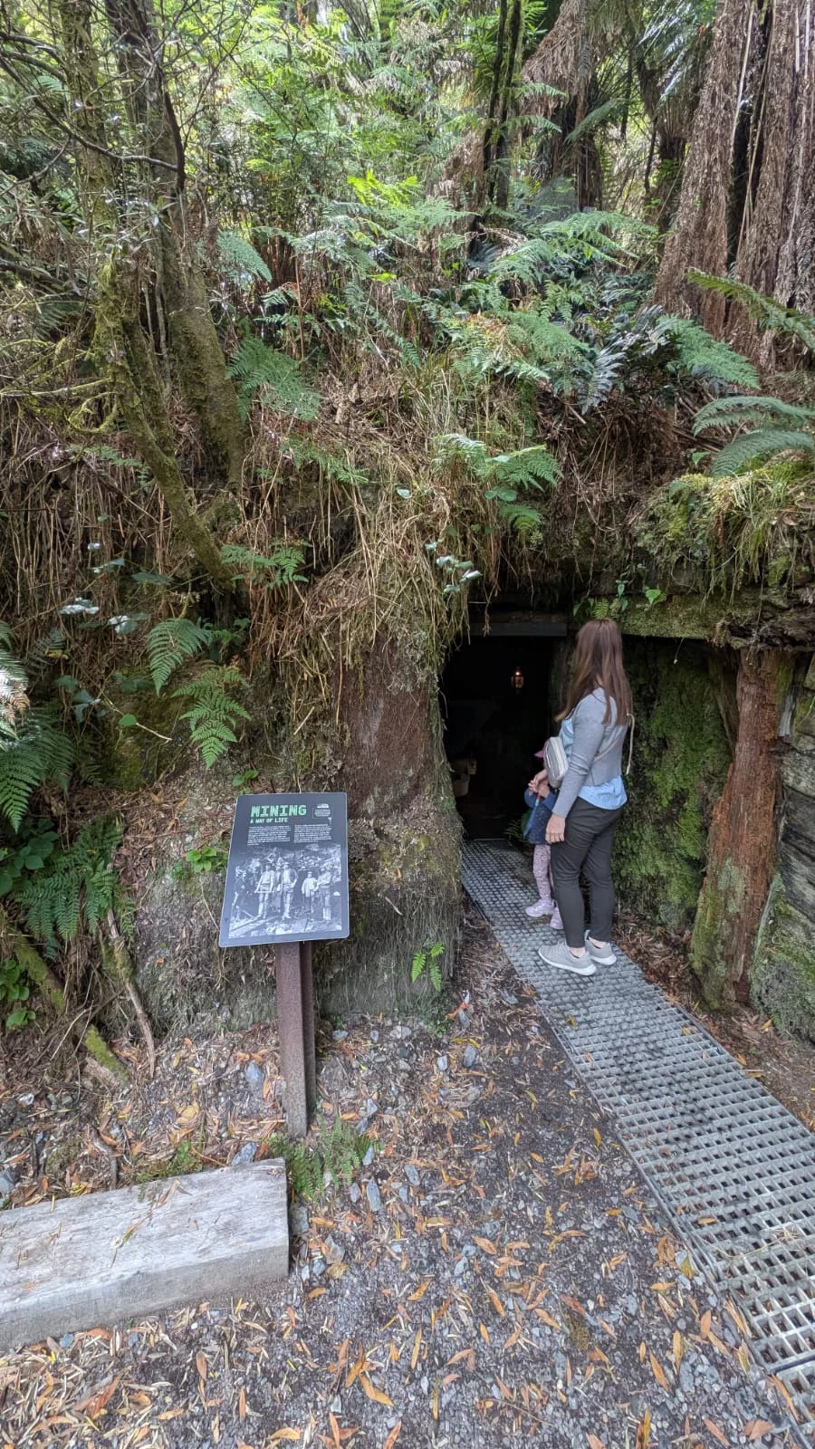 Wir werfen inzwischen einen kurzen Blick in den Eingang einer Mine Wir werfen inzwischen einen kurzen Blick in den Eingang einer Mine