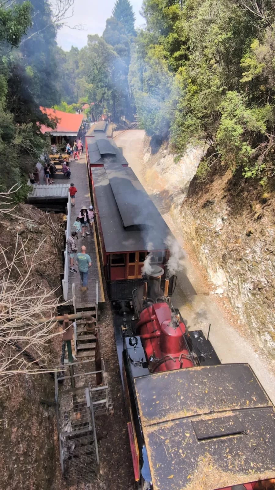Am zweiten Halt in Rinadeena wird dann die Lok gedreht Am zweiten Halt in Rinadeena wird dann die Lok gedreht