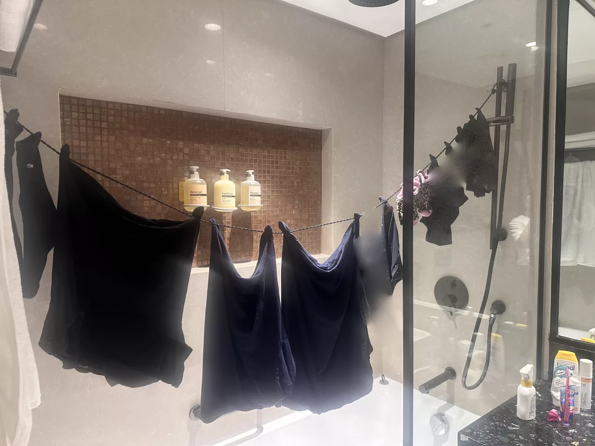 Manchmal hilft nur Improvisation mit Reisewäscheleine Manchmal hilft unterwegs nur Improvisation mit der Reisewäscheleine