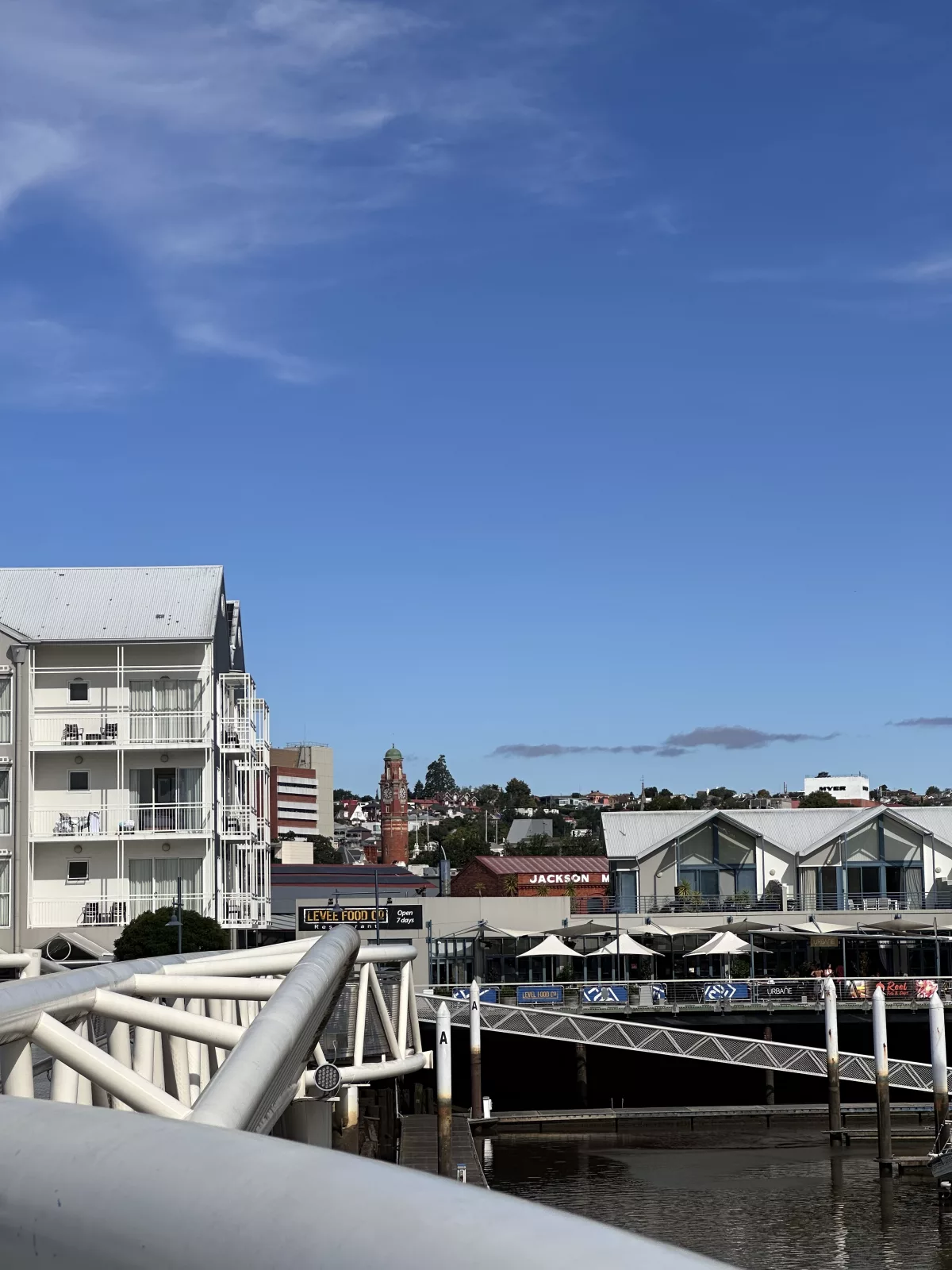 Über eine Brücke gelangst du zu Cafés, Restaurants und ins Zentrum Über eine Brücke gelangst du zu Cafés, Restaurants und ins Zentrum