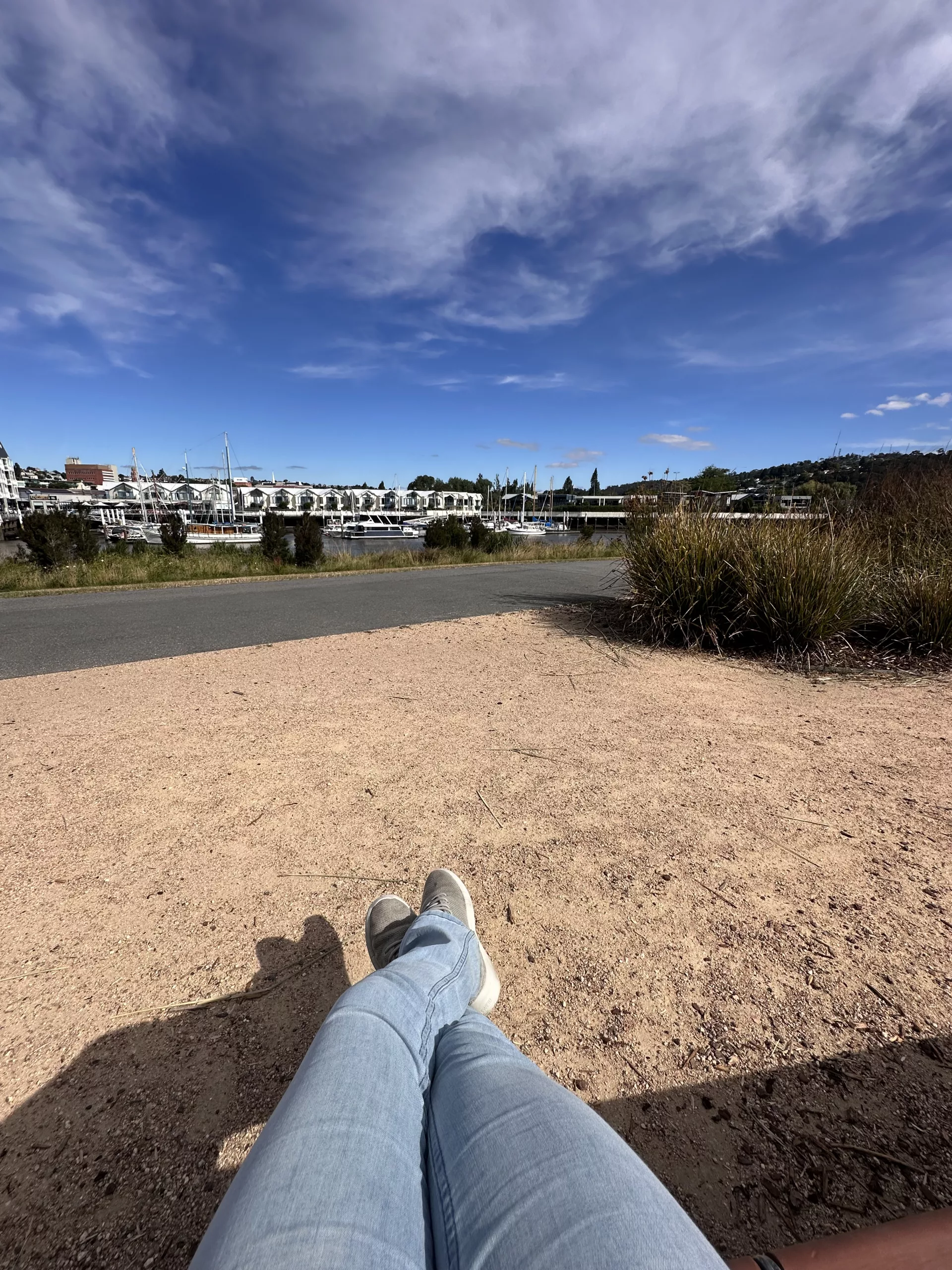 Pause auf einer der Bänke im Riverbend Park von Launceston