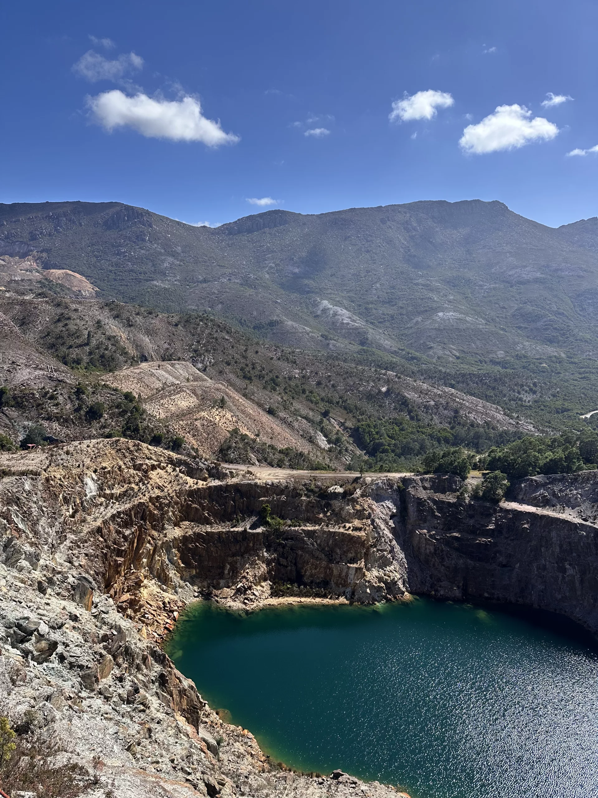 Die ehemals erste große Mine von Mt Lyell ist heute mit Wasser gefüllt