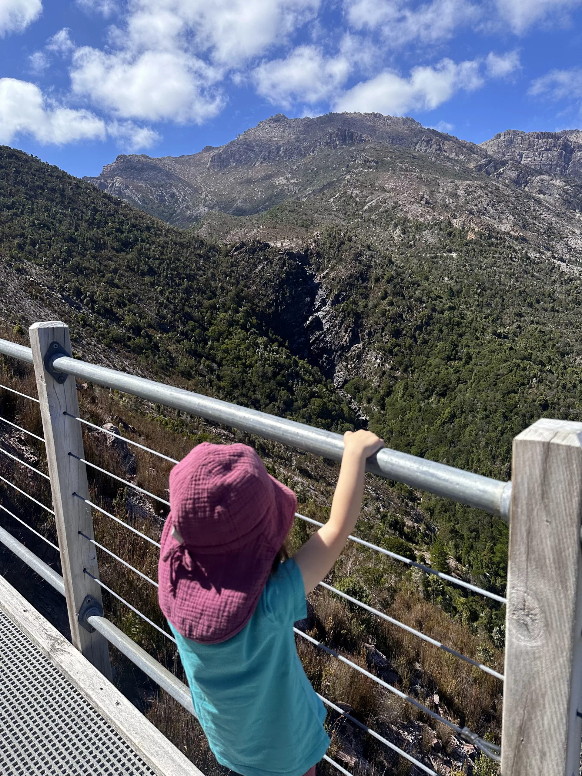 Blick auf die (im Sommer trockenen) Horsetail Falls von der Hälfte der Strecke aus