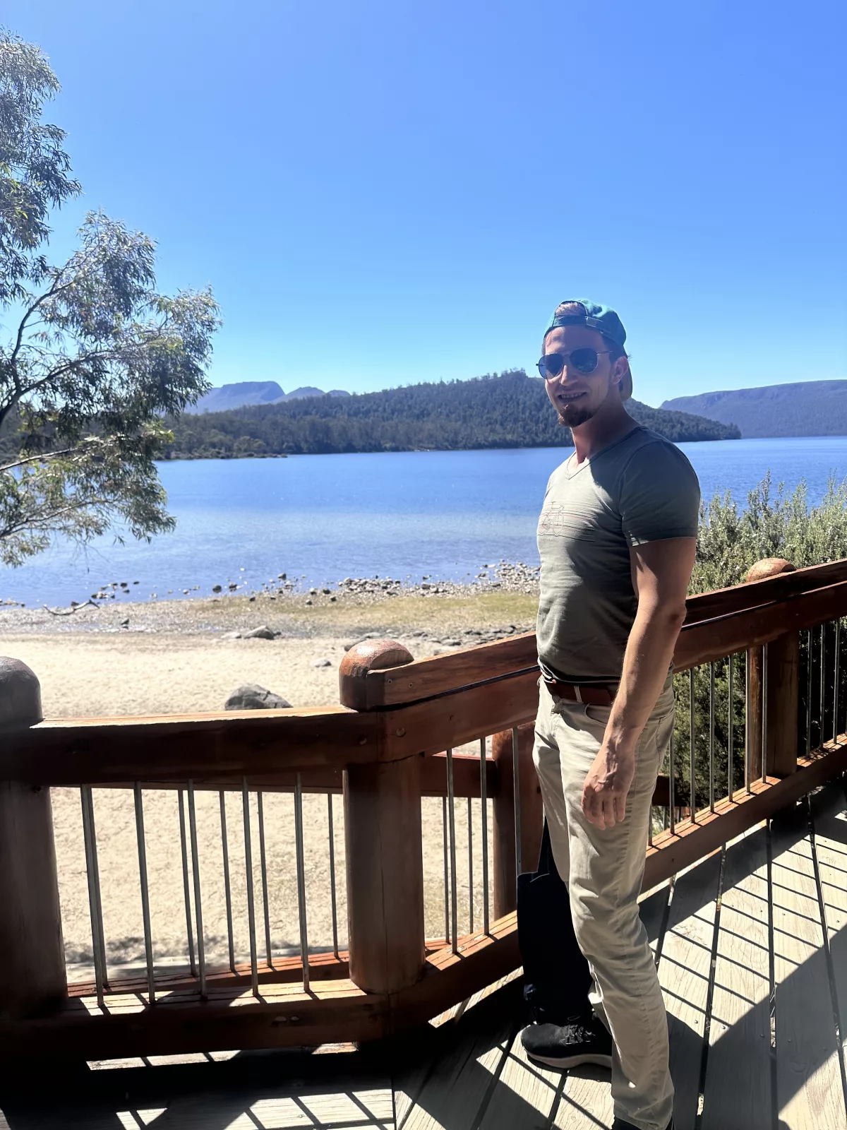 Glücklicher Oli bei bestem Wetter am Lake St Clair Glücklicher Oli bei bestem Wetter am Lake St Clair