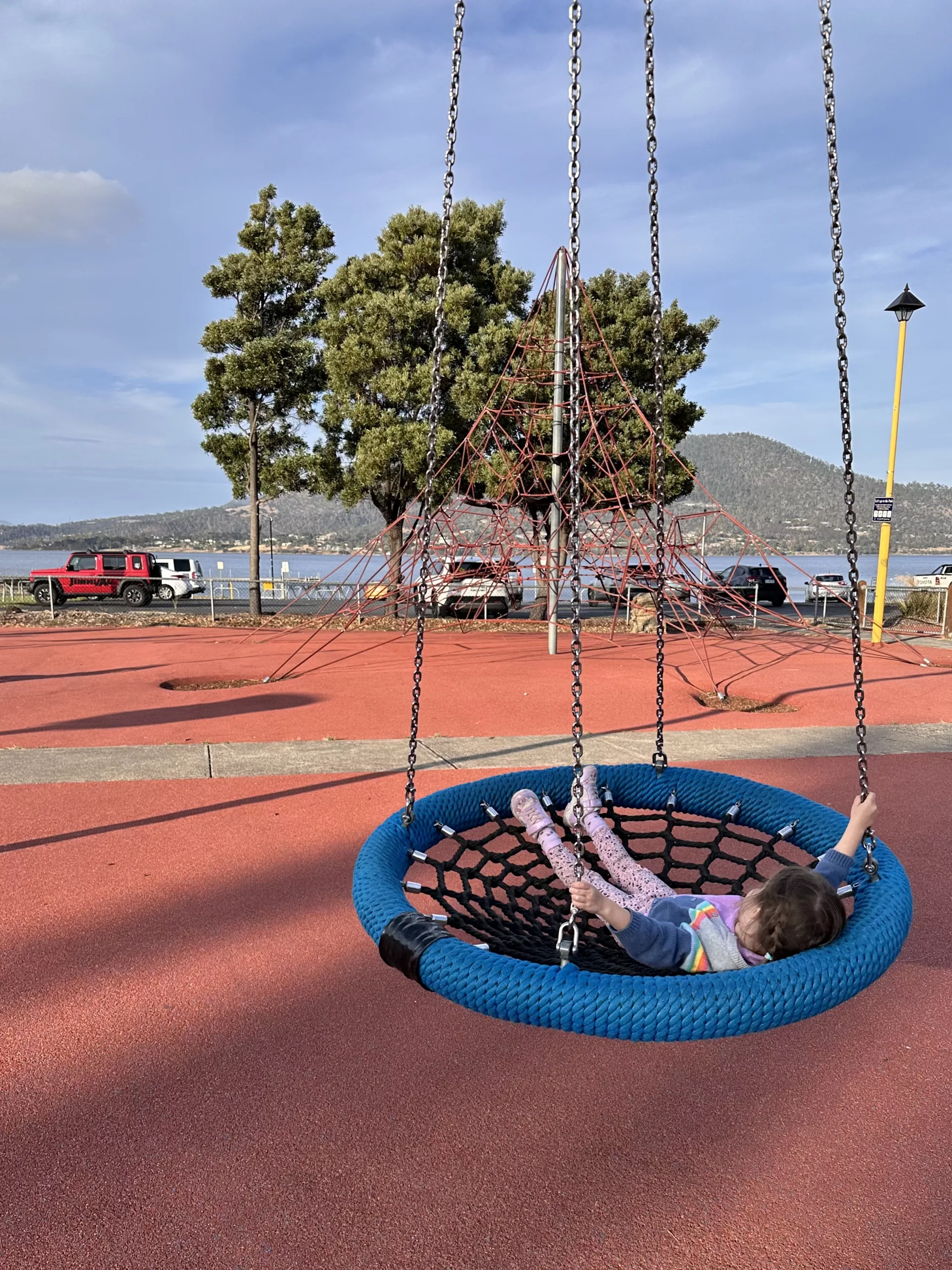 Schaukeln mit Meerblick an der Montrose Bay in Hobart