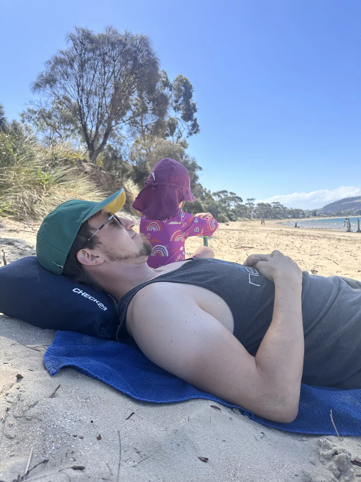 Wer hat sich besser im warmen Sand entspannt? Oli... Wer hat sich besser im warmen Sand entspannt? Oli oder die Möwe im nächsten Bild?