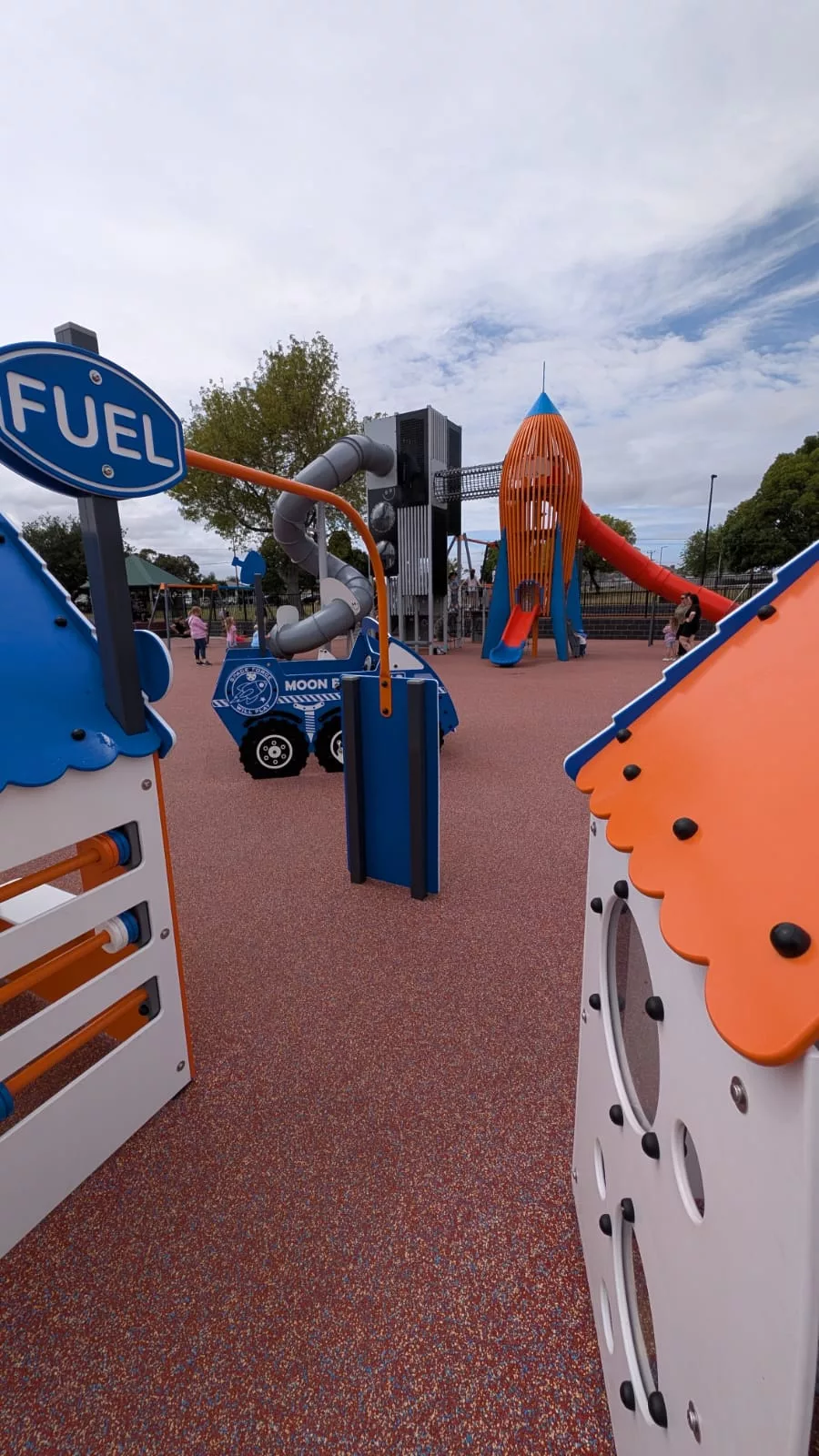 Cooler Weltraum-Spielplatz im Benjafield Park Cooler Weltraum-Spielplatz im Benjafield Park