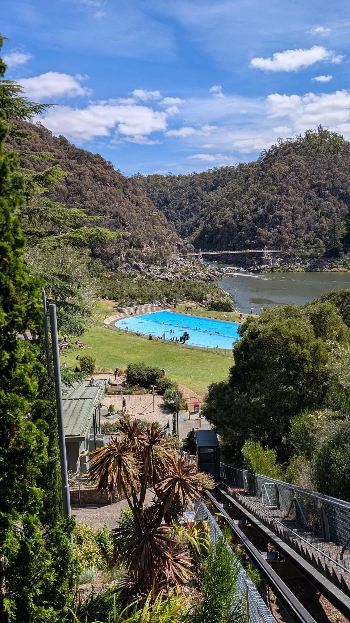 Cataract Gorge mit Hängebrücke und Außenpool Cataract Gorge mit Hängebrücke und Außenpool