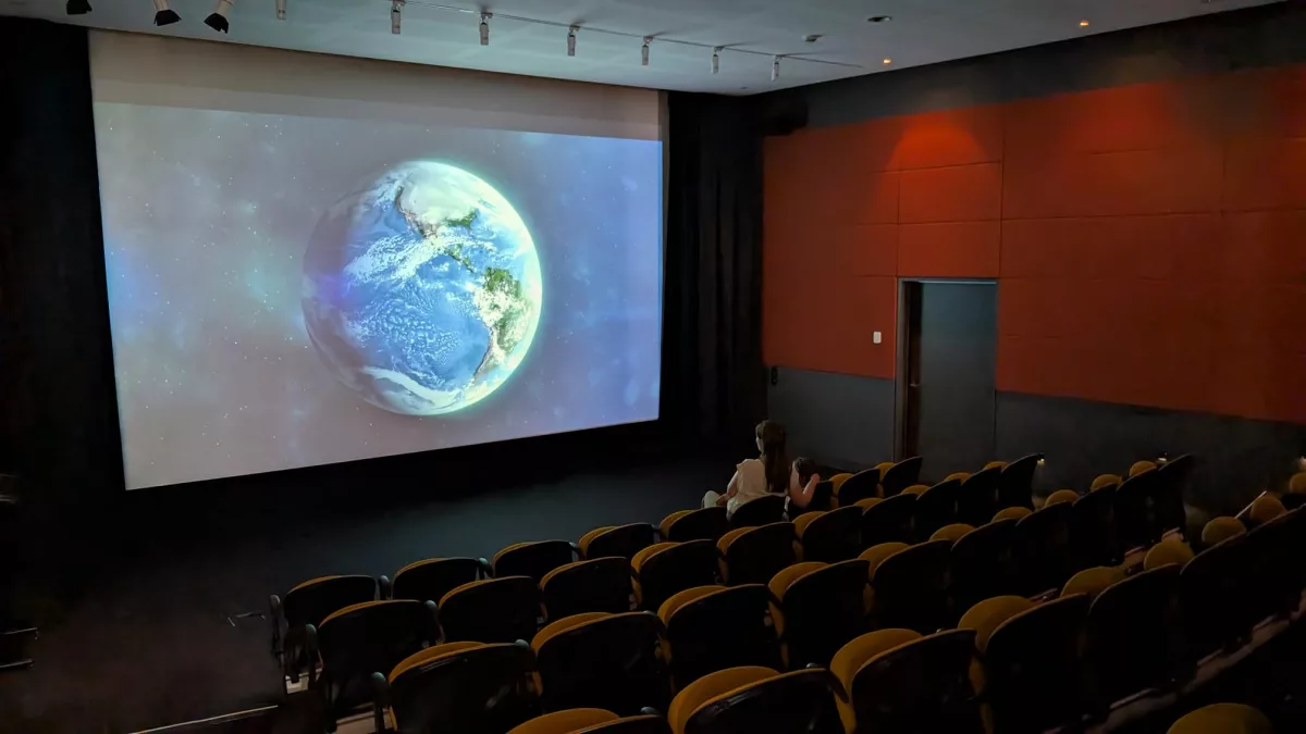 Im Kino schauen wir einen kurzen Film zum Weltraum an Im Kino schauen wir einen kurzen Film zum Weltraum an