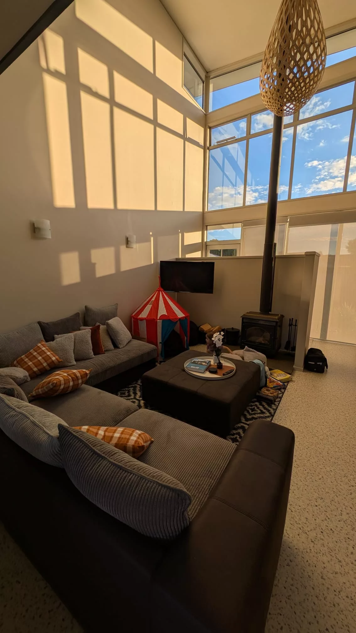 Pro-Tipp: großes Haus lässt Spielzelte kleiner wirken Pro-Tipp: großes Haus lässt Spielzelte kleiner wirken