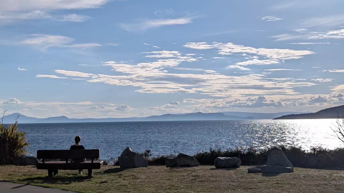 Auszeit am Lake Taupo mit Blick auf die Berge
