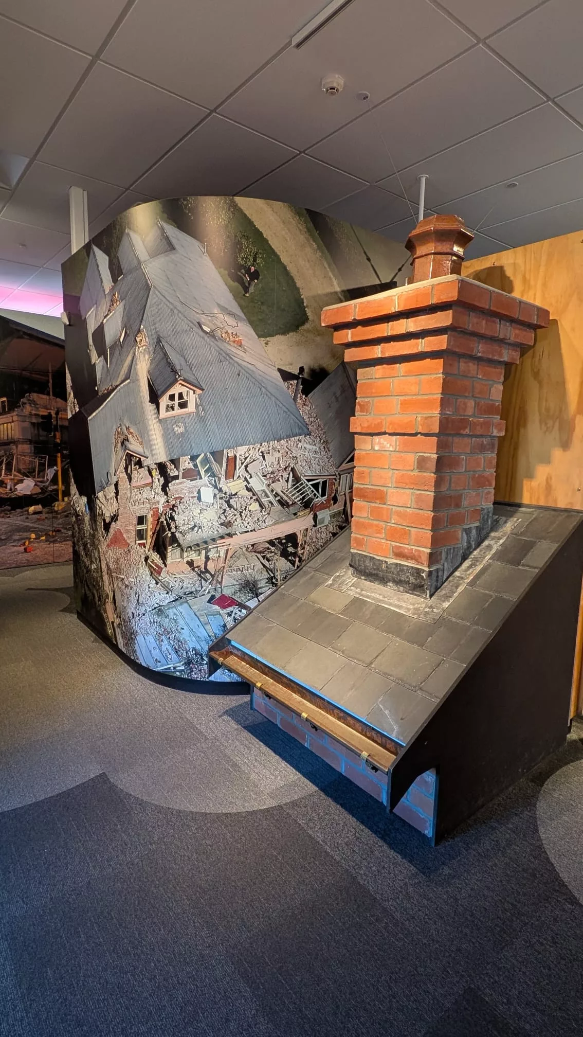 Viele beschädigte Stücke von Gebäuden, Autos usw. sind ausgestellt