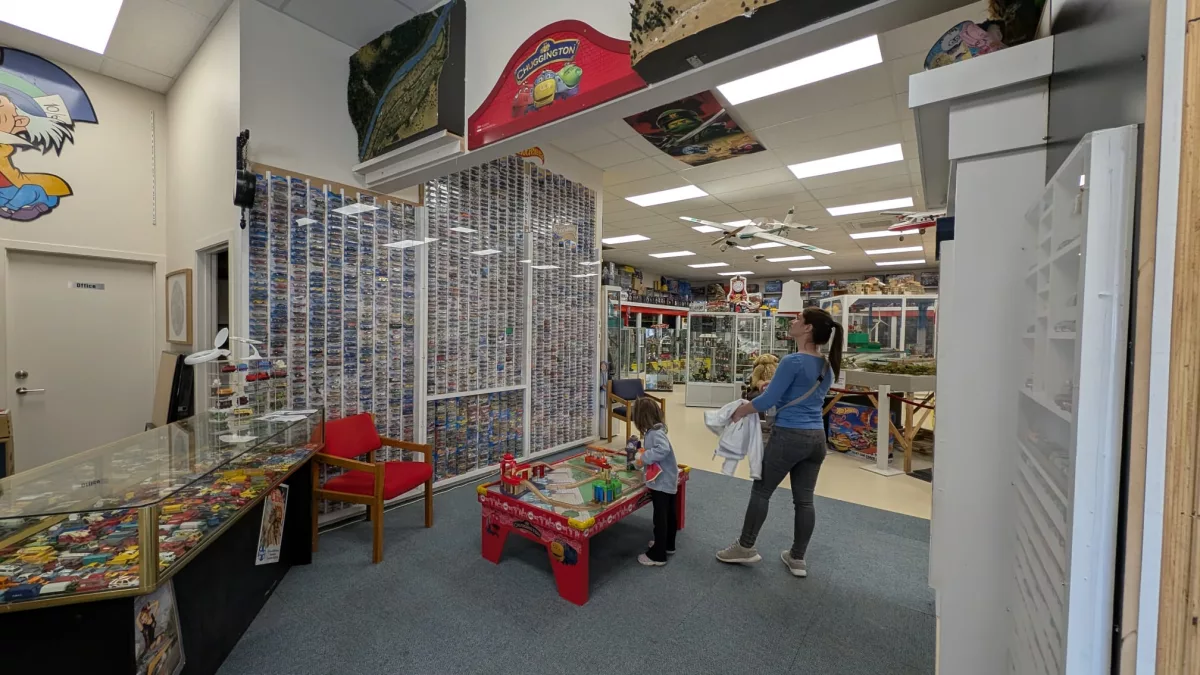 Und drinnen kann man kaum jedes Ausstellungsstück wahrnehmen