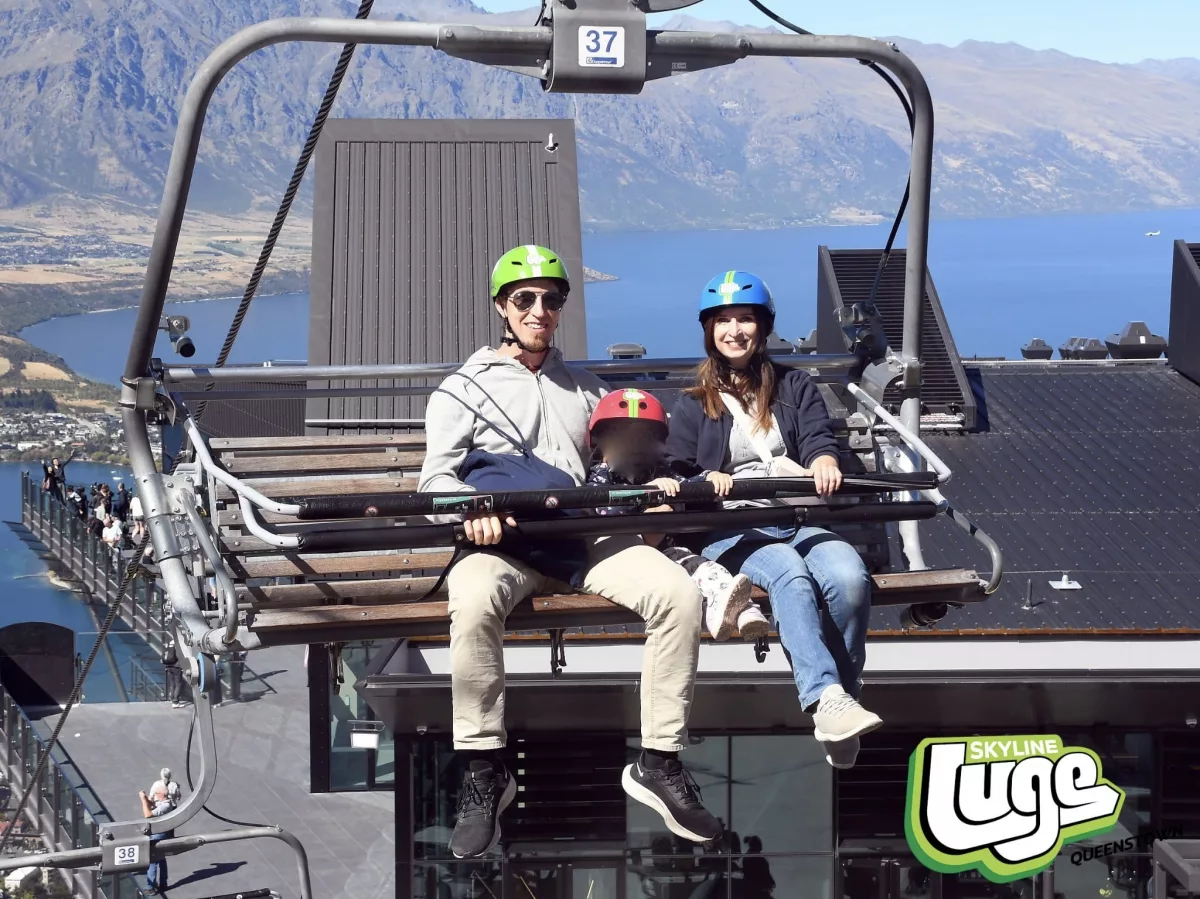 Fahrt mit dem Sessellift zum Startpunkt der Luges