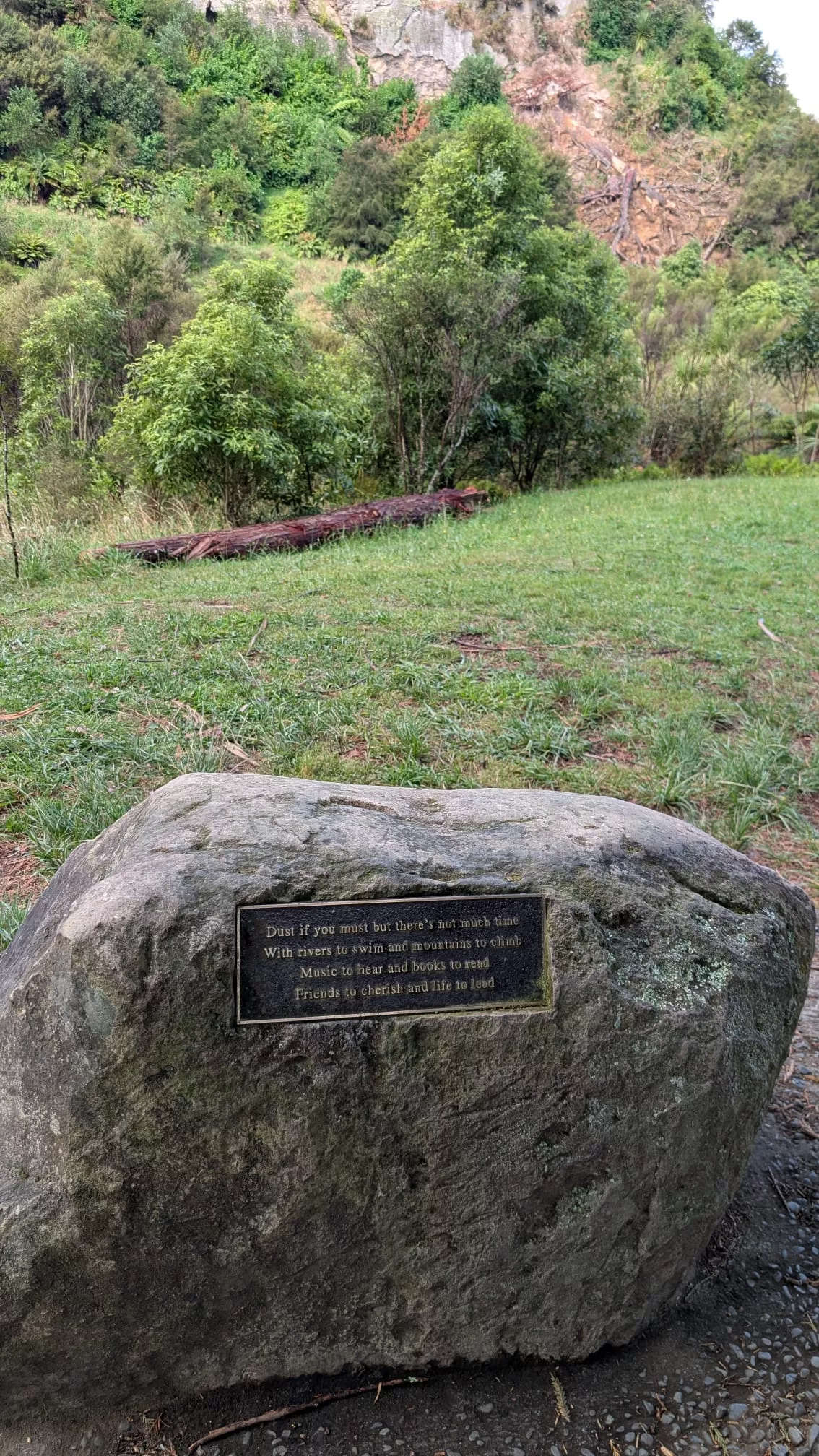 Gedenksteine mit einem Gedicht entlang des Weges