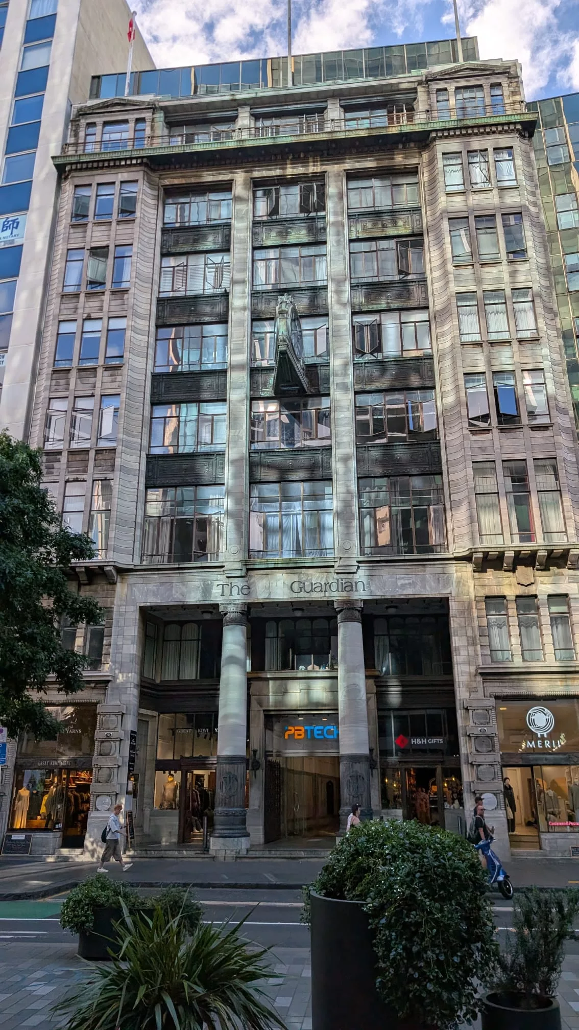 Auch schöne ältere Gebäude stehen zwischen den modernen Hochhäusern