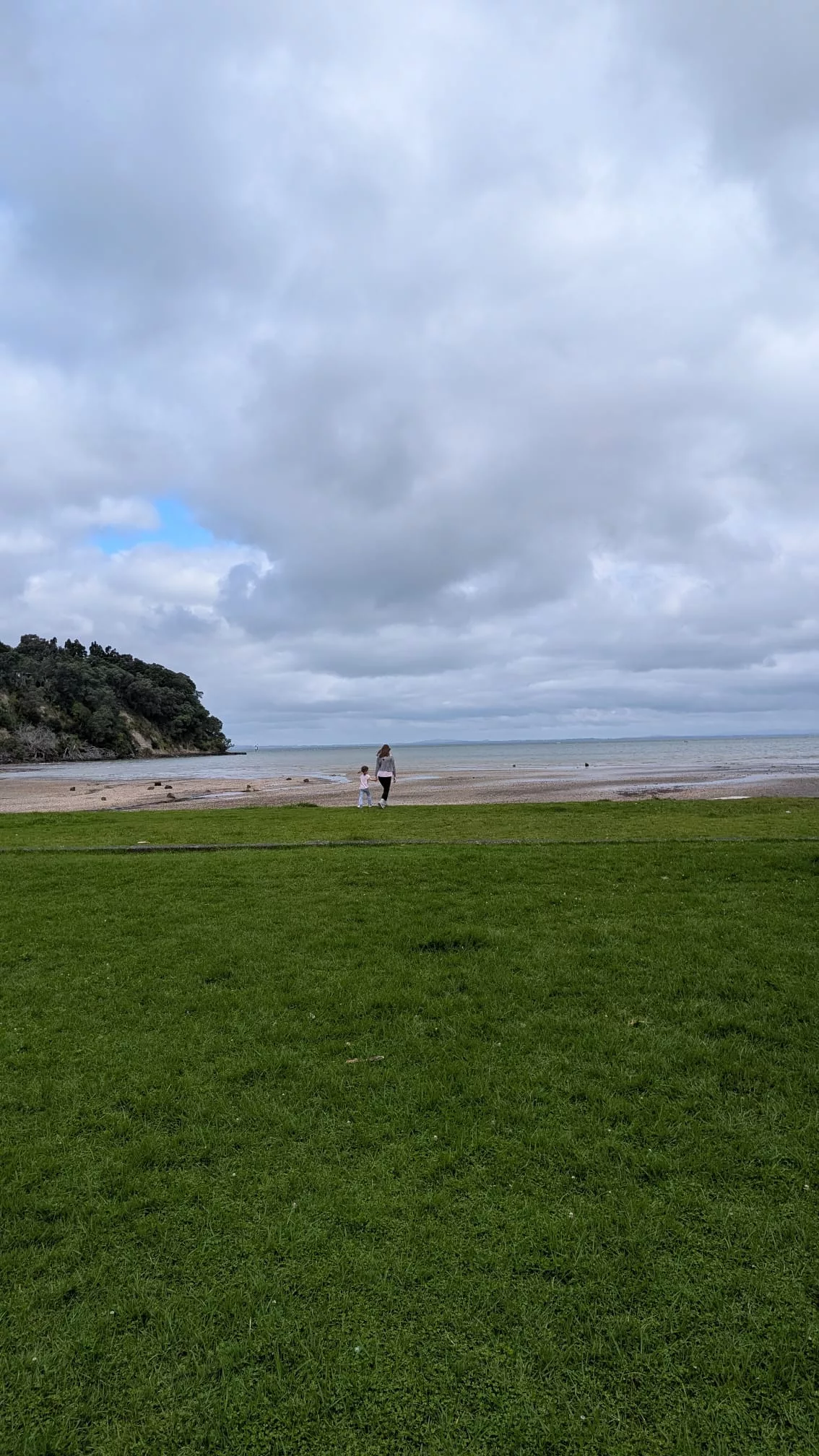 Es gibt einen Spielplatz, einen Grünstreifen und natürlich den Strand