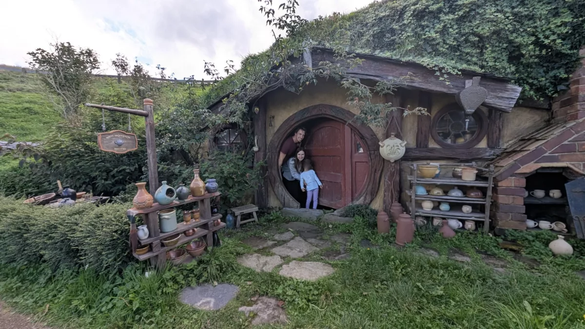 Rundweg mit zusätzlichen Hobbit-Häusern bei der Behind the Scenes Tour