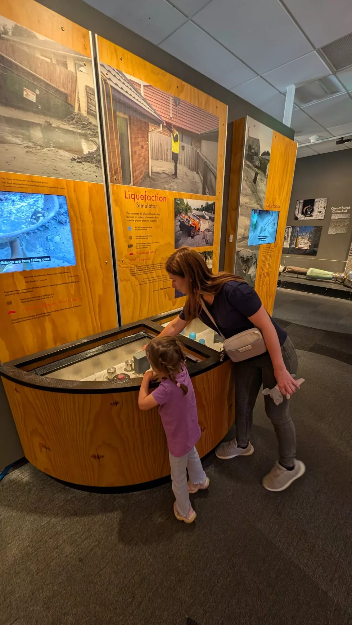 Erdbeben-Simulation, die kindgerecht erklärt was im Boden mit Grundwasser, Leitungen, Häusern usw. passiert