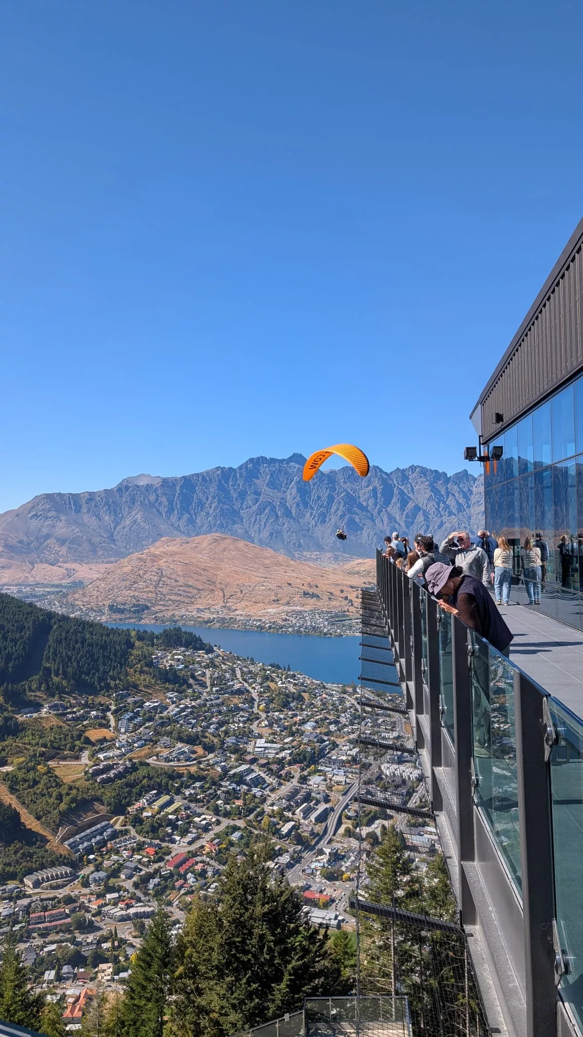 Von der Plattform aus kannst du die Paraglider beobachten