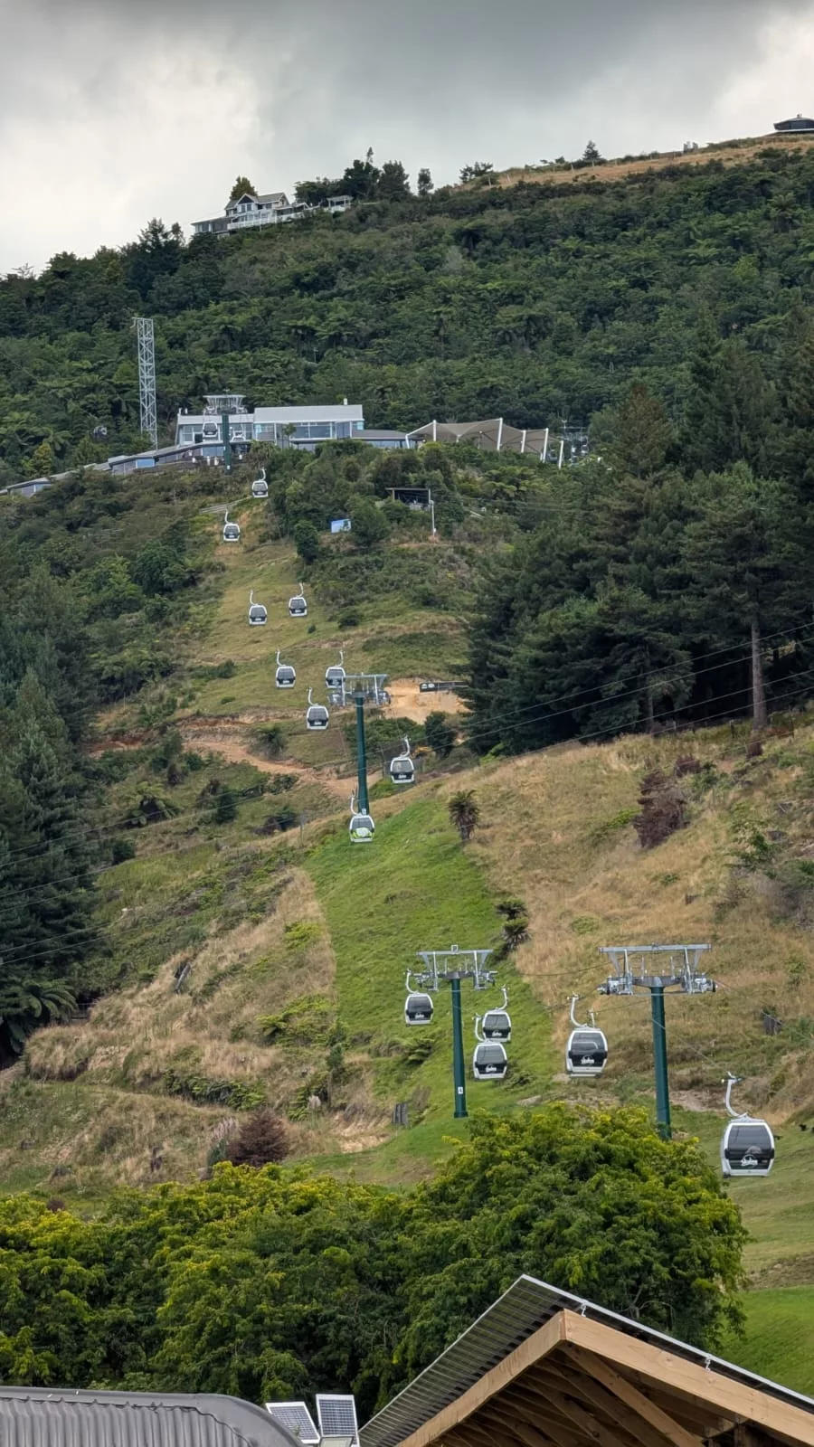 Mit der Seilbahn geht es den ersten Teil auf den Berg hinauf