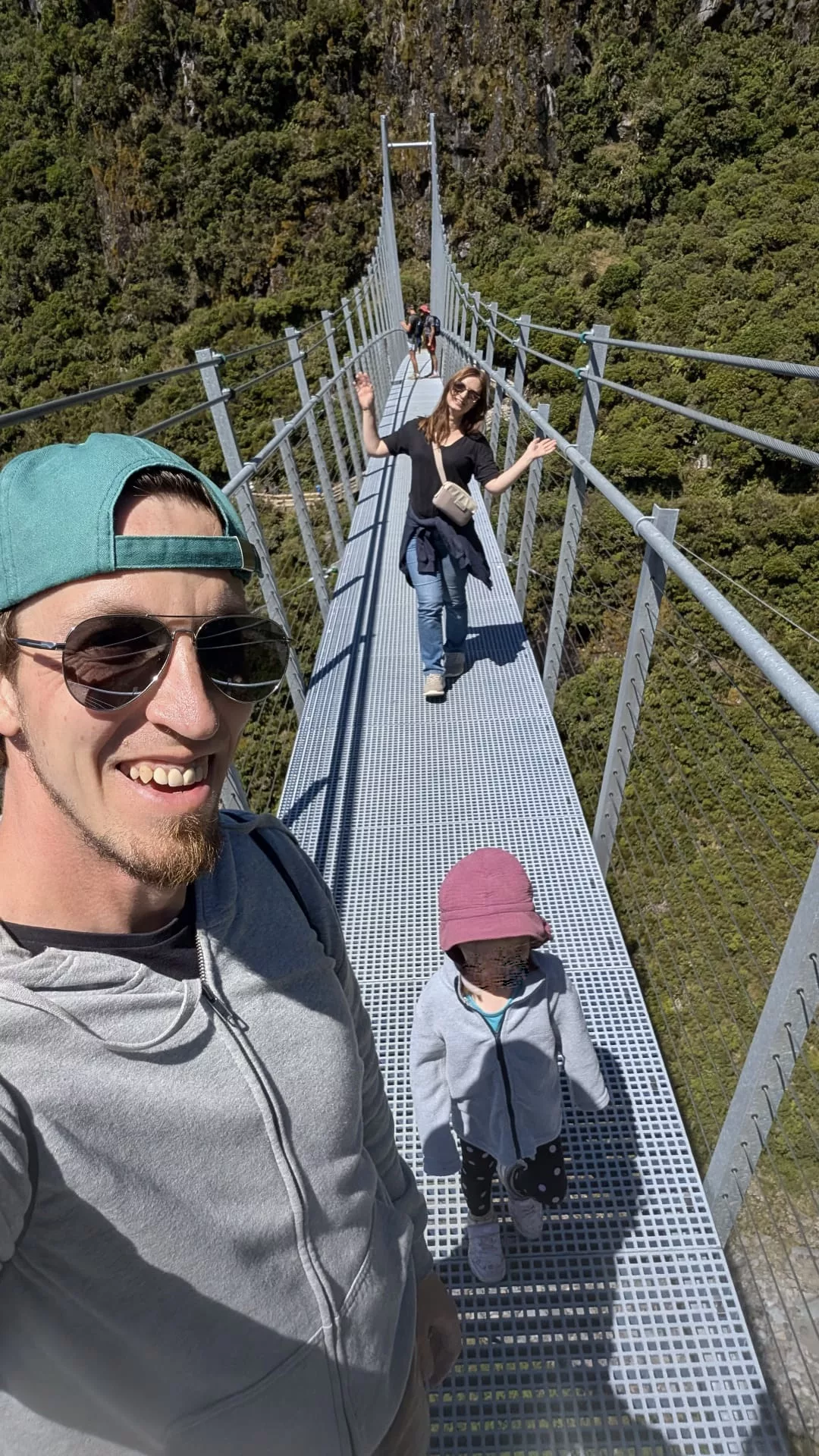 Geschafft! Wir spazieren über die Brücke