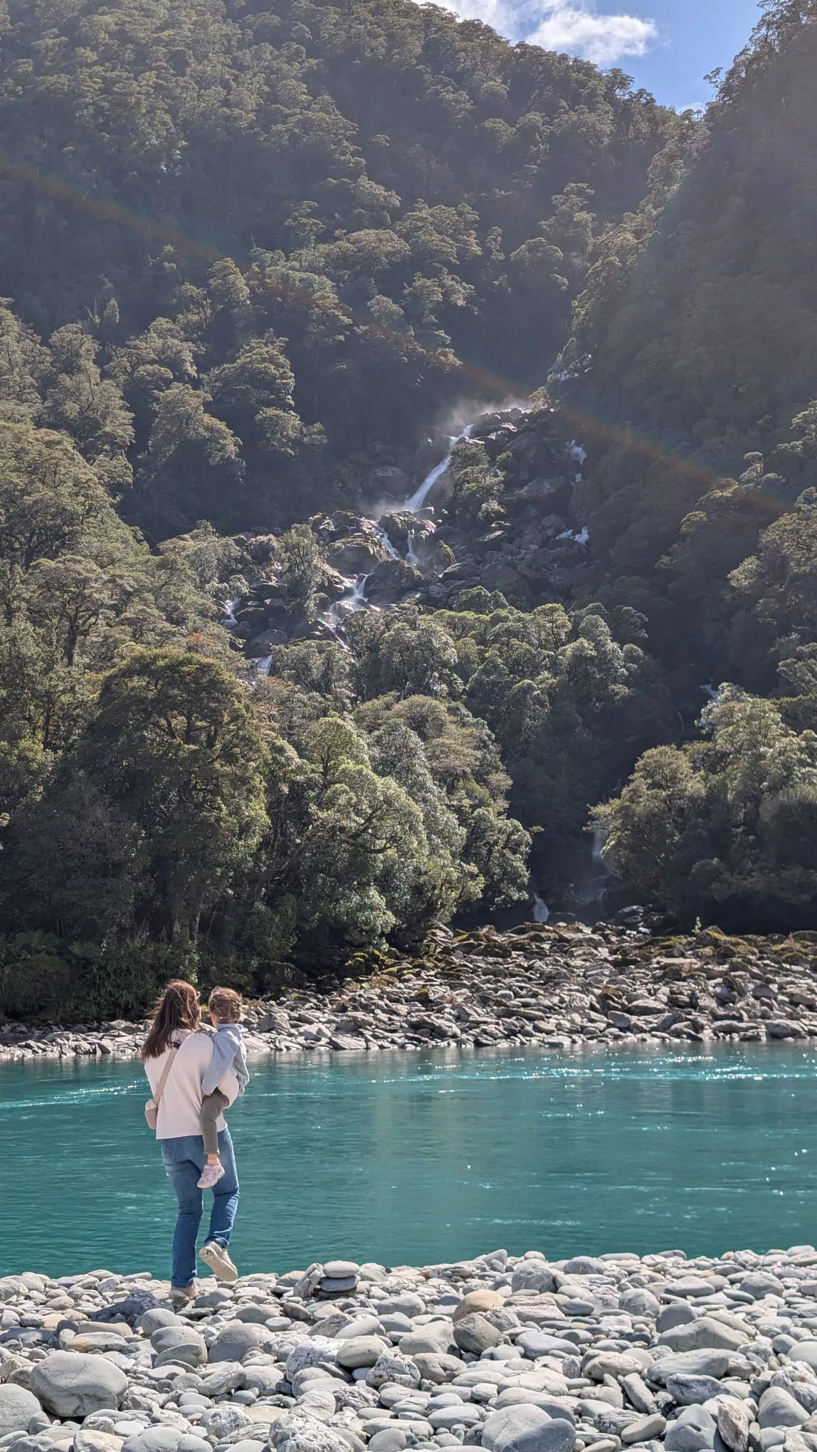 Im Hintergrund sind die Roaring Billy Falls zu sehen