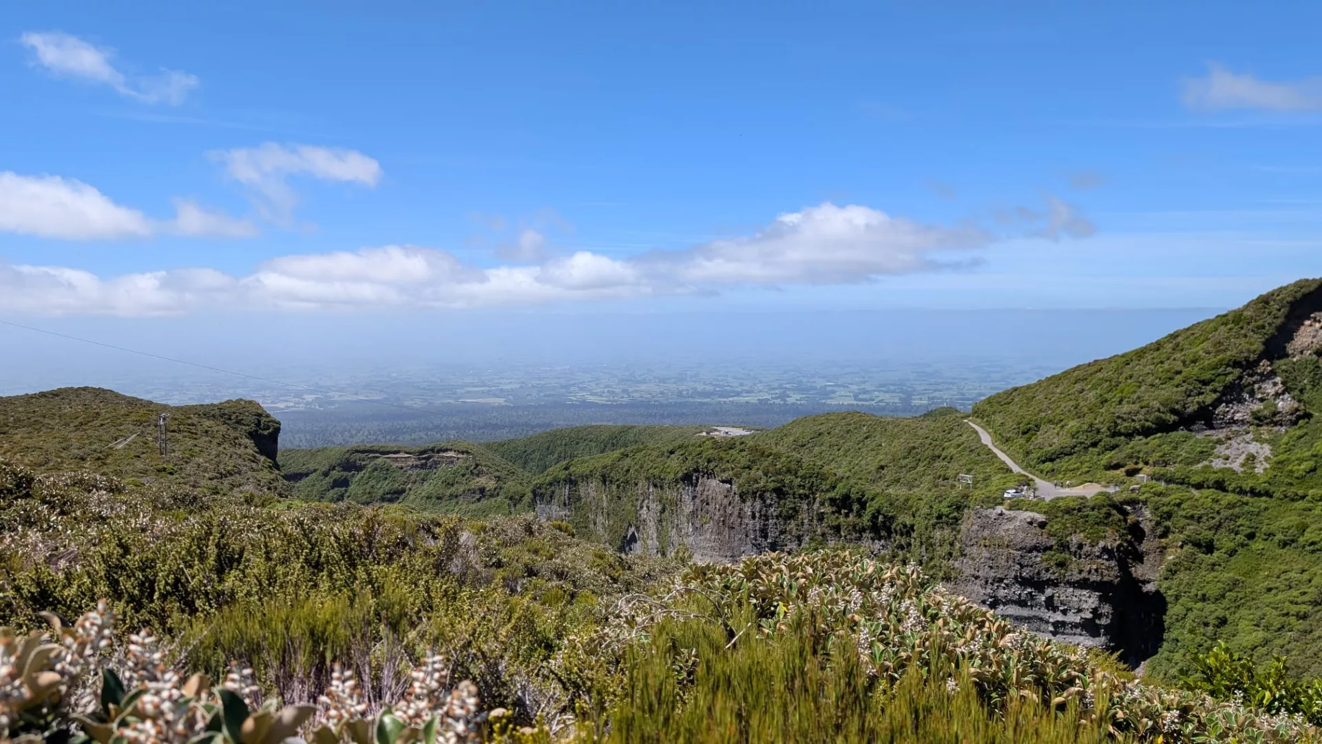 Die Aussicht von der Brücke ist in beide Richtungen beeindruckend