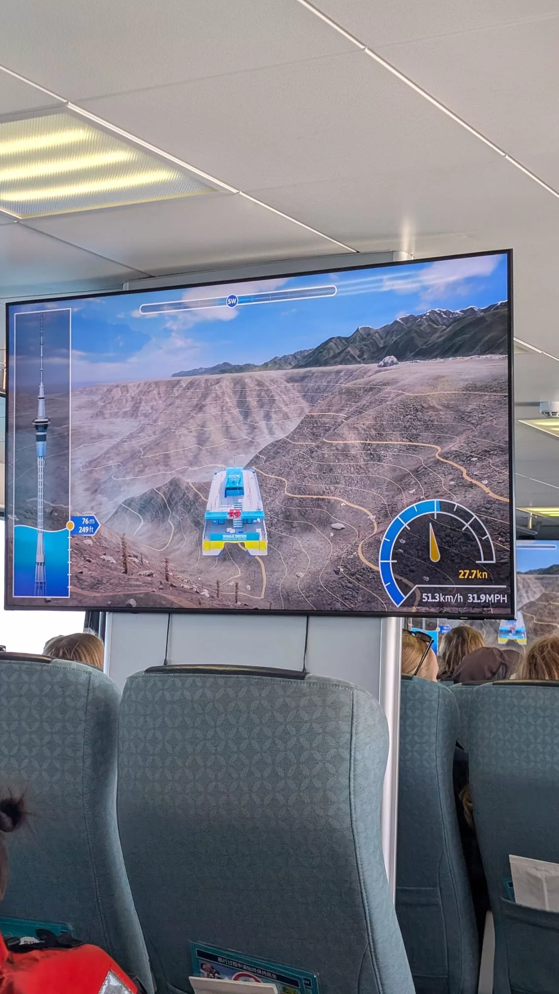 Auf Bildschirmen sieht man den Live-Standort des Bootes auf dem Meeresboden