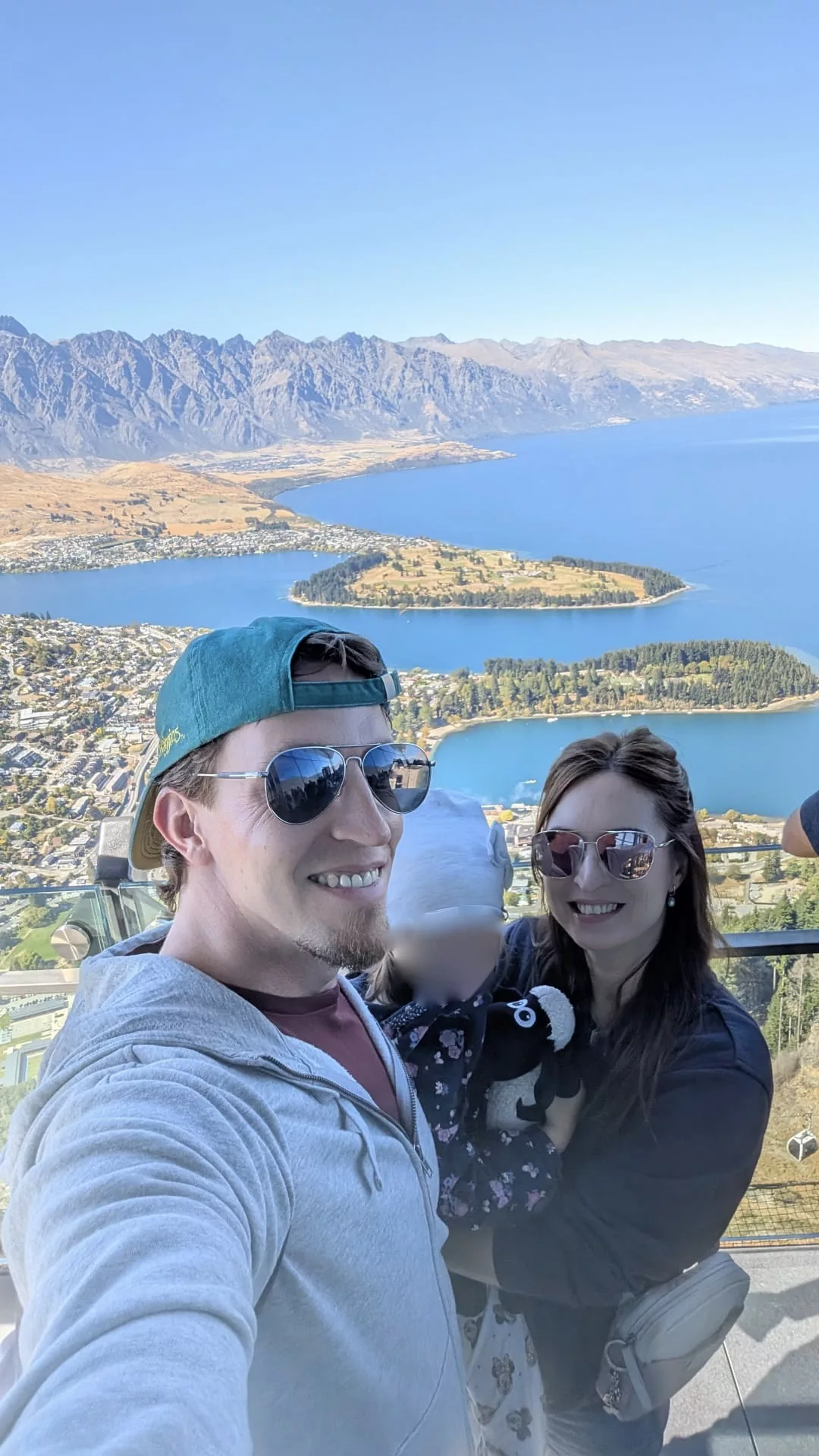 Familienfoto auf der Aussichtsplattform der Skyline Queenstown